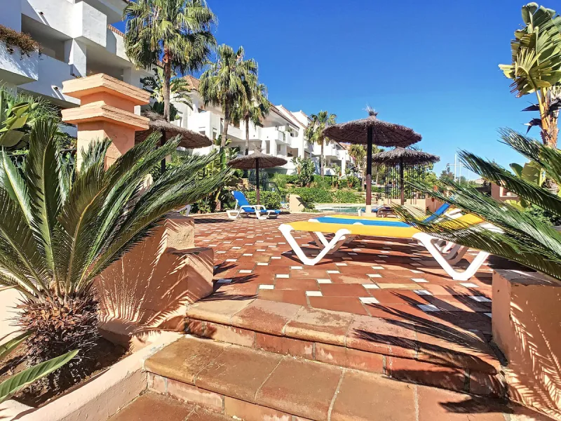 Located in a prestigious residential area close to the Duquesa marina, this apartment offers beautiful views of the sea and the golf course.