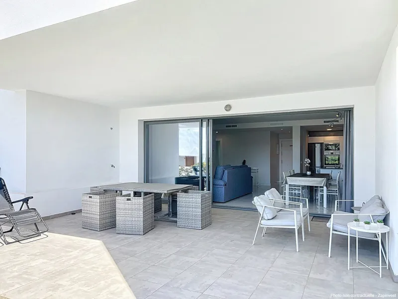 Discover this magnificent and spacious apartment featuring 3 bedrooms and 2 bathrooms, ideal as a permanent home or a holiday residence.