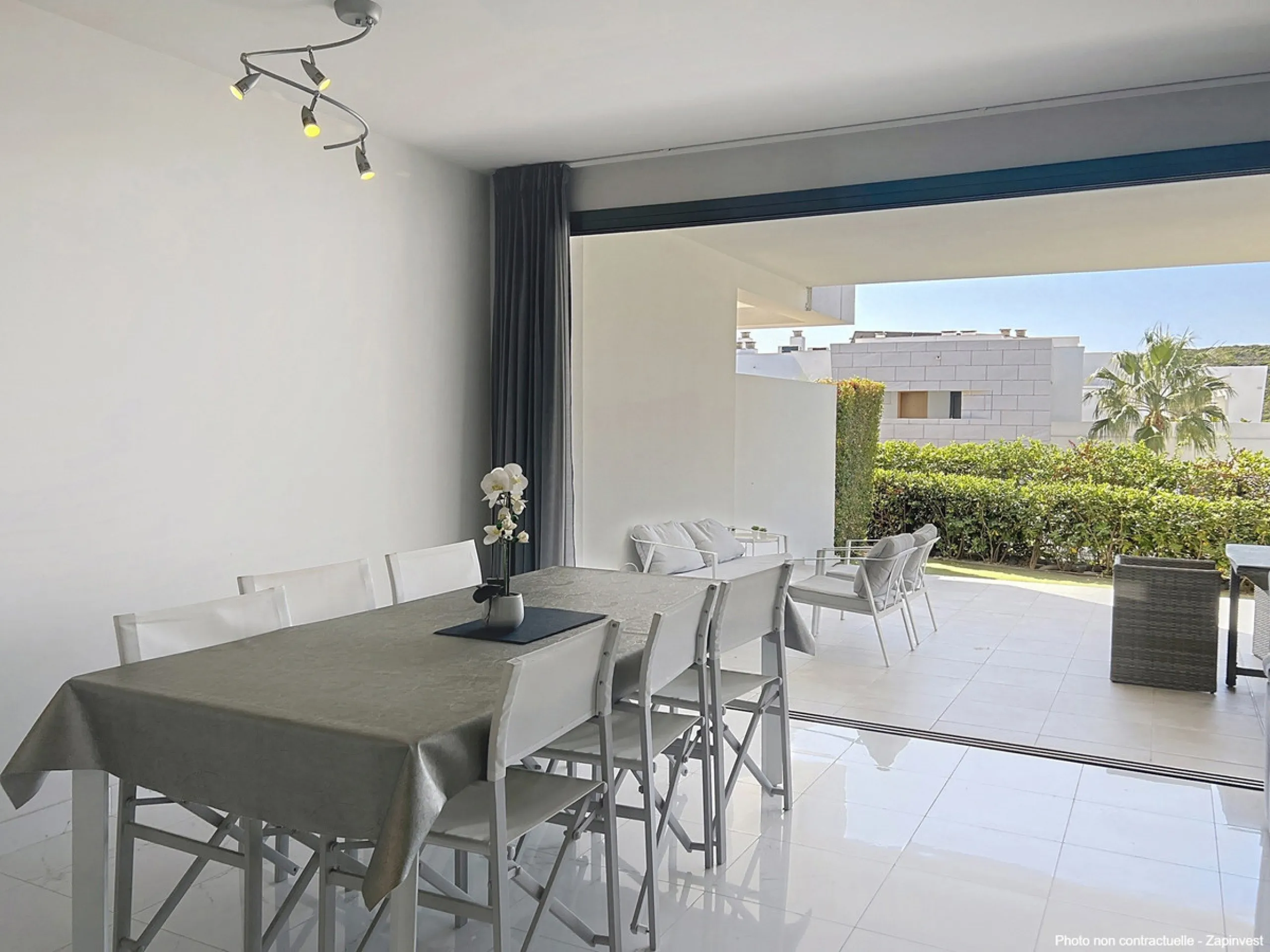 Discover this magnificent and spacious apartment featuring 3 bedrooms and 2 bathrooms, ideal as a permanent home or a holiday residence.