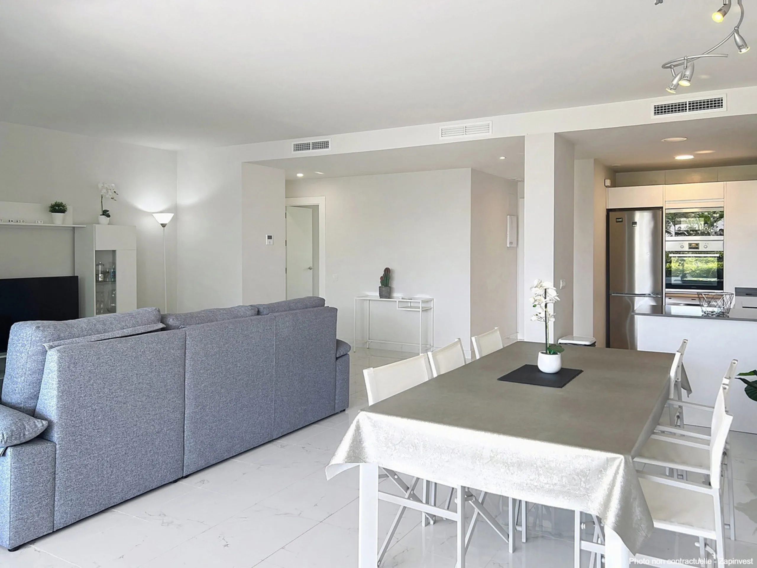 Discover this magnificent and spacious apartment featuring 3 bedrooms and 2 bathrooms, ideal as a permanent home or a holiday residence.
