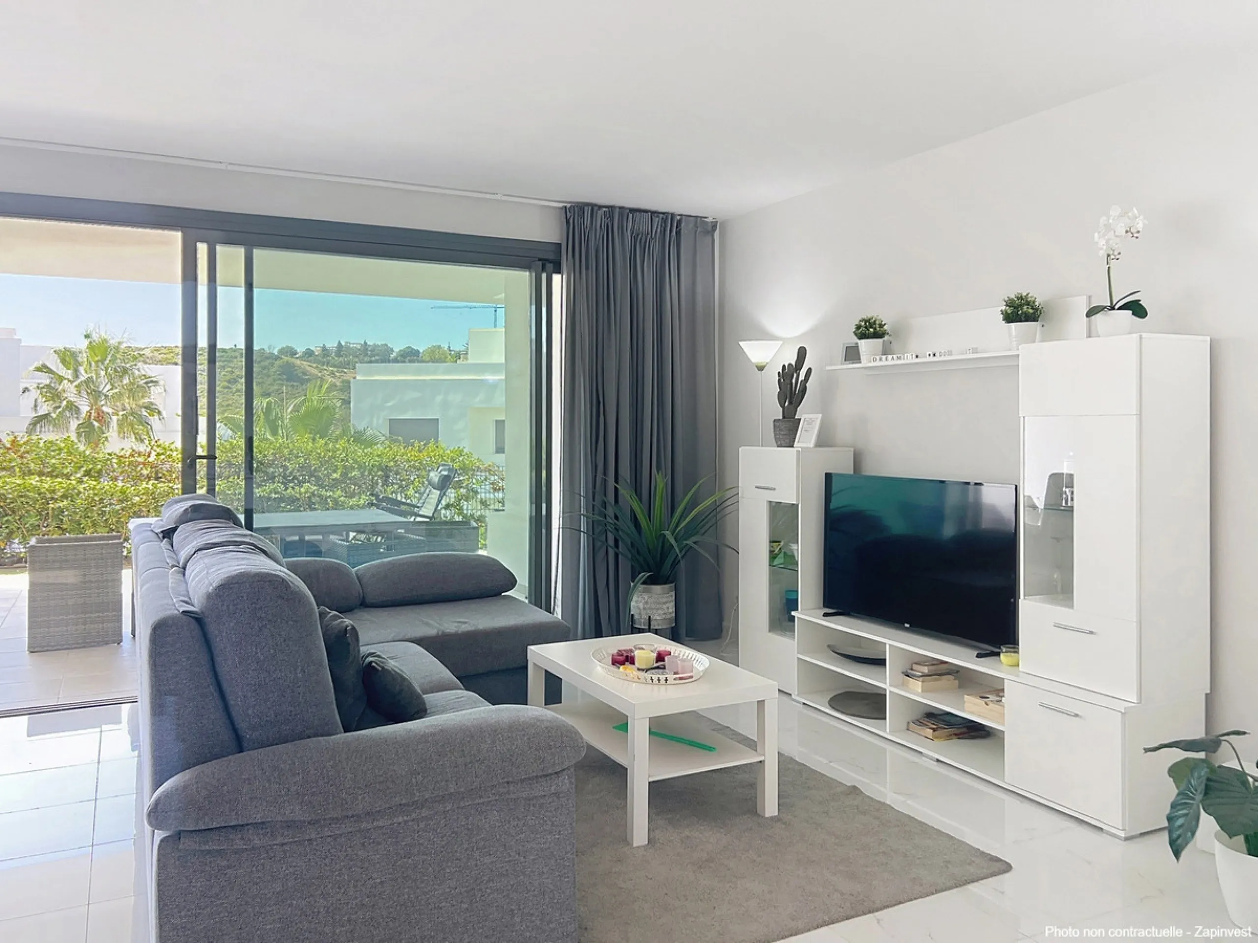Discover this magnificent and spacious apartment featuring 3 bedrooms and 2 bathrooms, ideal as a permanent home or a holiday residence.