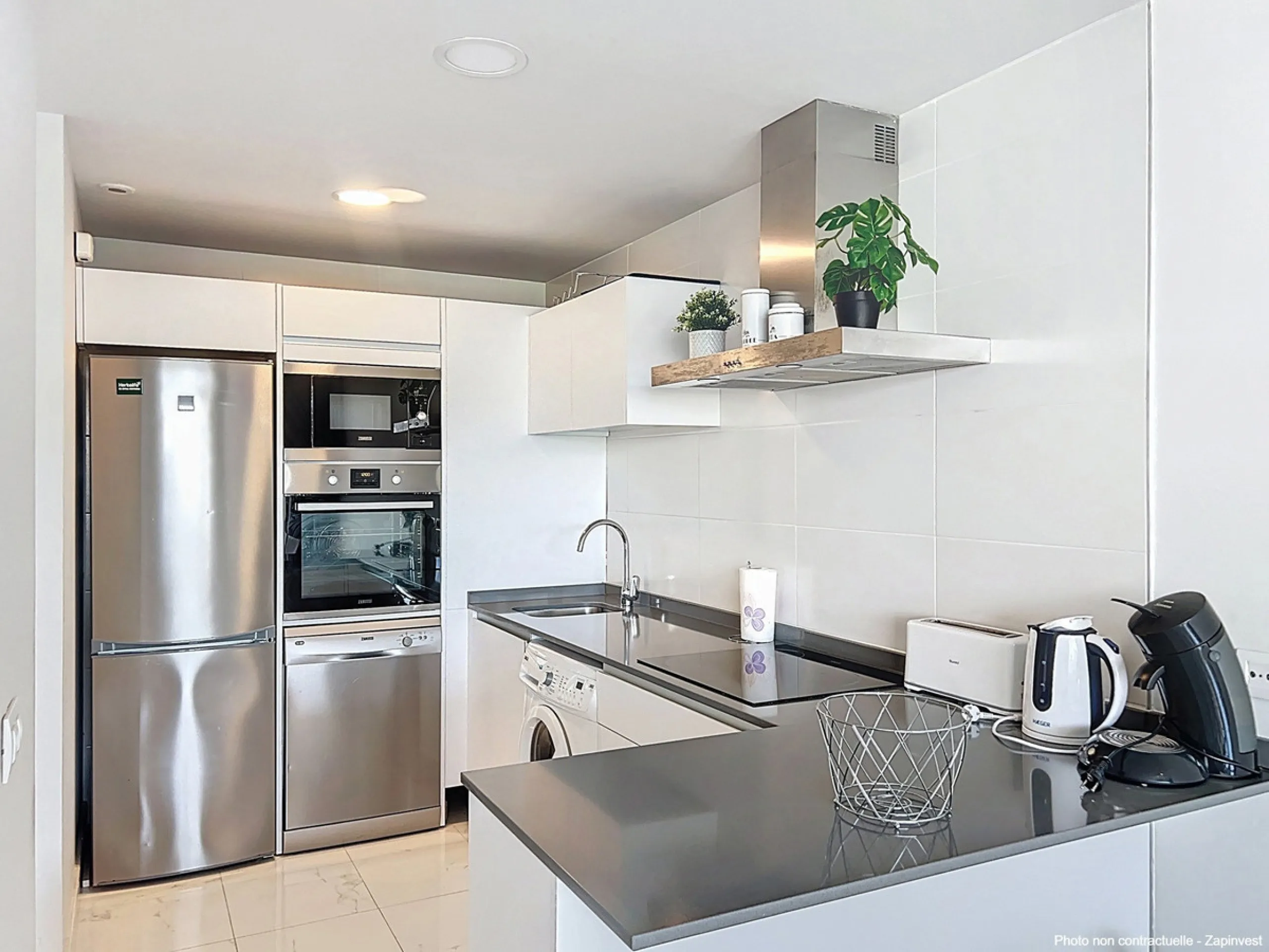 Discover this magnificent and spacious apartment featuring 3 bedrooms and 2 bathrooms, ideal as a permanent home or a holiday residence.