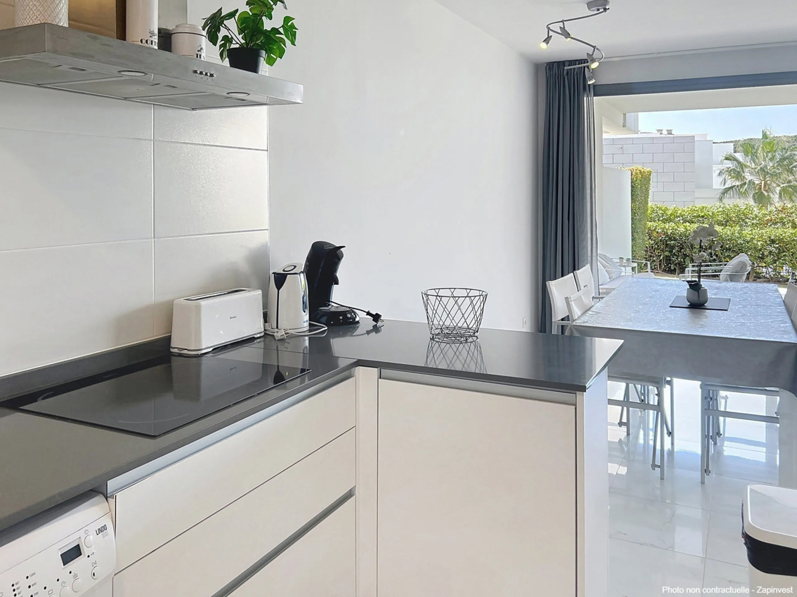 Discover this magnificent and spacious apartment featuring 3 bedrooms and 2 bathrooms, ideal as a permanent home or a holiday residence.