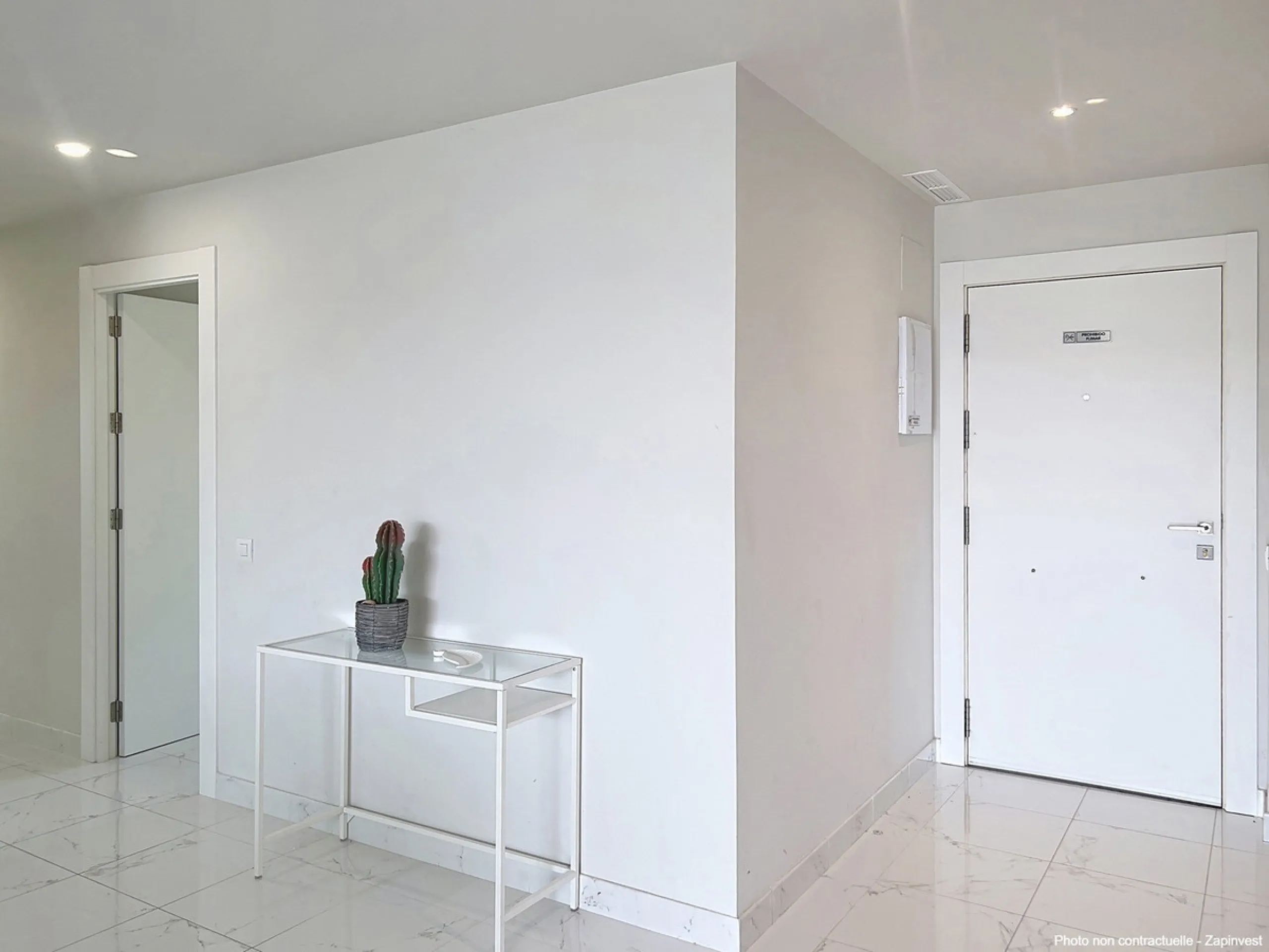 Discover this magnificent and spacious apartment featuring 3 bedrooms and 2 bathrooms, ideal as a permanent home or a holiday residence.