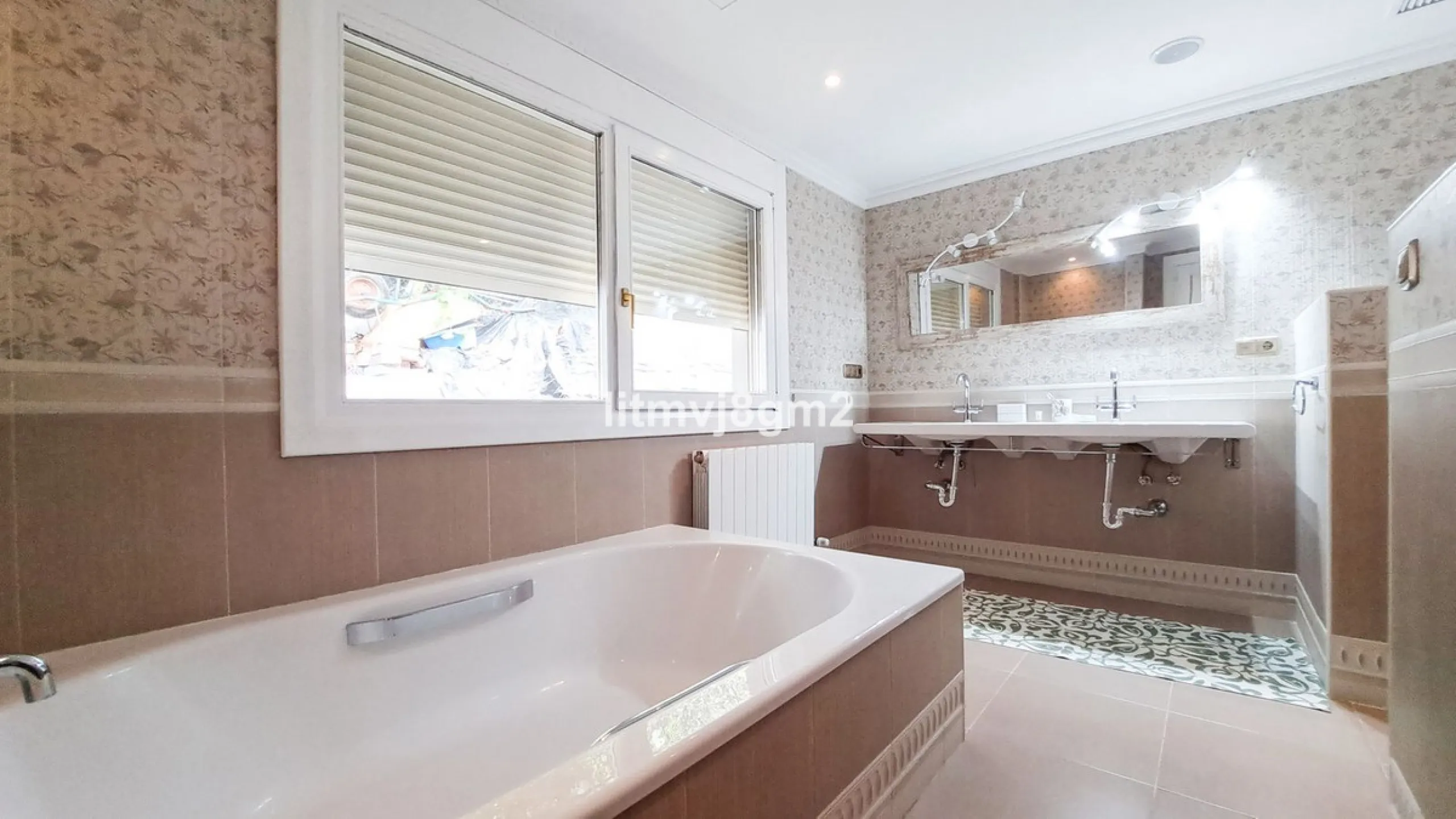 Significant price reduction by 700.000€, priced to sell! Must be seen.