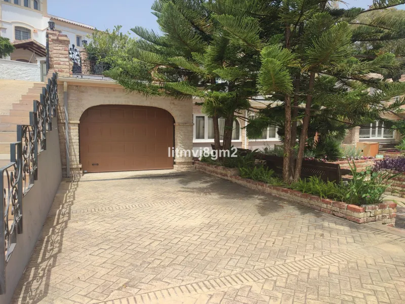 Significant price reduction by 700.000€, priced to sell! Must be seen.