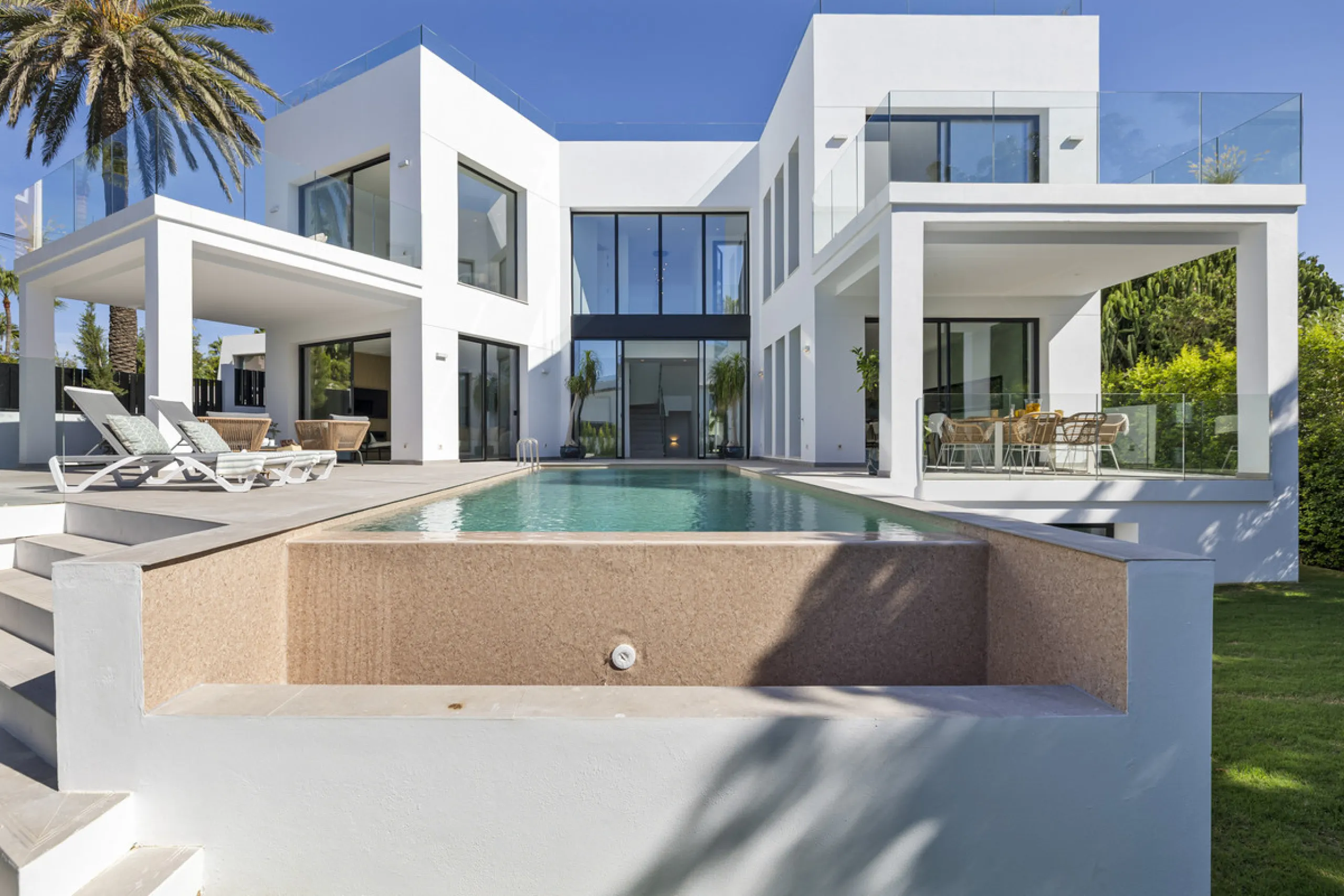 Steps from the sea, built for modern living, this stunning contemporary villa is located in the sought-after urbanisation of Marbesa, just a couple of minutes' walk from the beach. Built to the highest standards, the design elegantly wraps around the priv