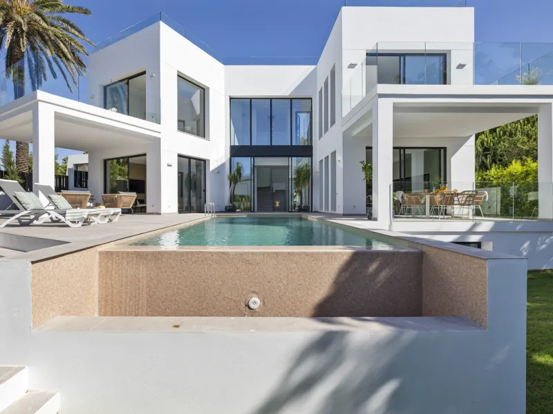 Steps from the sea, built for modern living, this stunning contemporary villa is located in the sought-after urbanisation of Marbesa, just a couple of minutes' walk from the beach. Built to the highest standards, the design elegantly wraps around the priv