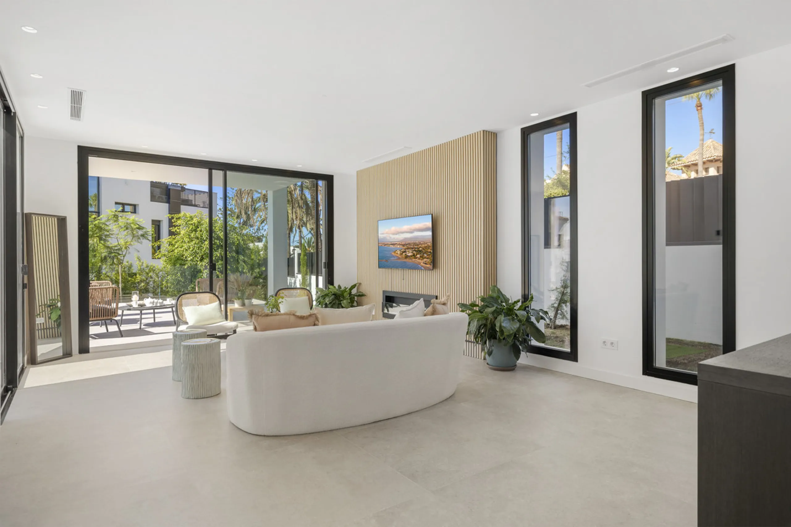 Steps from the sea, built for modern living, this stunning contemporary villa is located in the sought-after urbanisation of Marbesa, just a couple of minutes' walk from the beach. Built to the highest standards, the design elegantly wraps around the priv