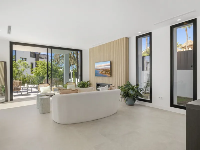 Steps from the sea, built for modern living, this stunning contemporary villa is located in the sought-after urbanisation of Marbesa, just a couple of minutes' walk from the beach. Built to the highest standards, the design elegantly wraps around the priv