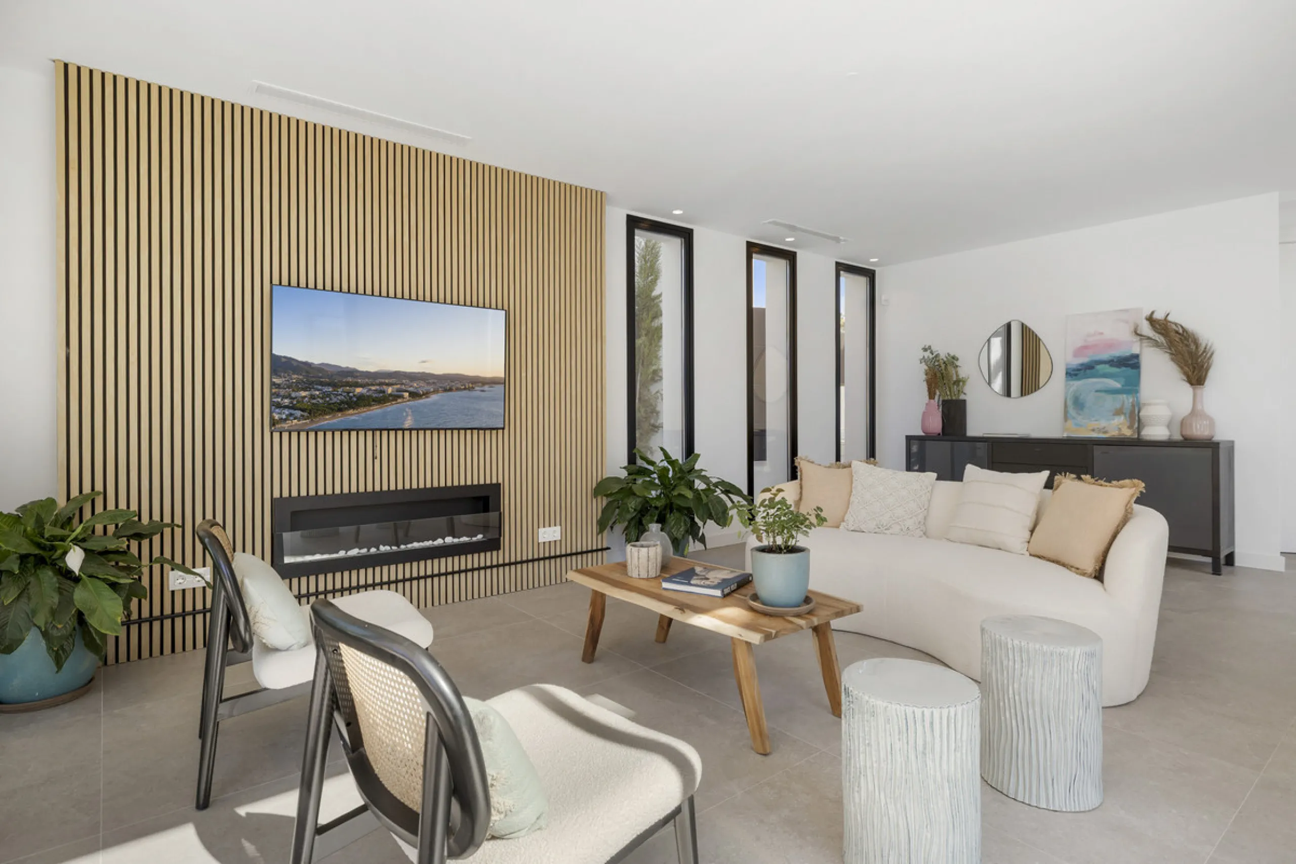 Steps from the sea, built for modern living, this stunning contemporary villa is located in the sought-after urbanisation of Marbesa, just a couple of minutes' walk from the beach. Built to the highest standards, the design elegantly wraps around the priv