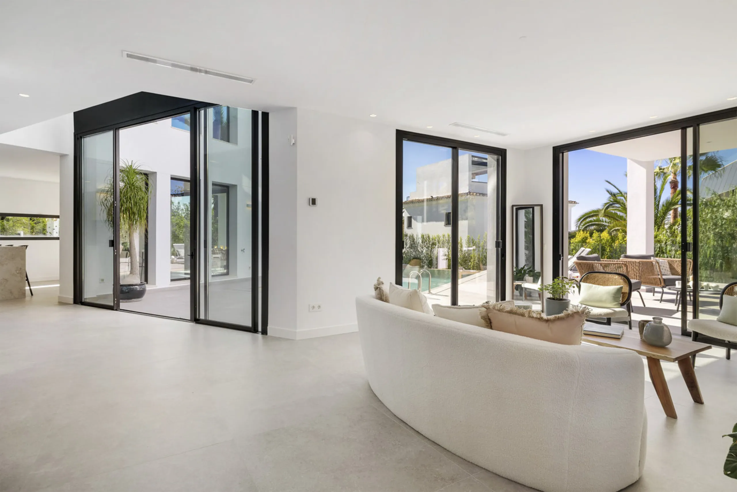 Steps from the sea, built for modern living, this stunning contemporary villa is located in the sought-after urbanisation of Marbesa, just a couple of minutes' walk from the beach. Built to the highest standards, the design elegantly wraps around the priv