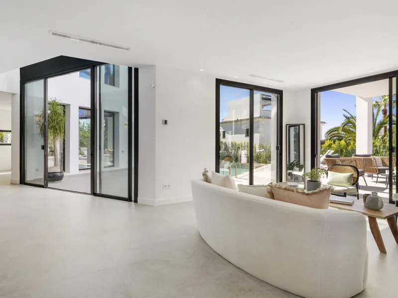Steps from the sea, built for modern living, this stunning contemporary villa is located in the sought-after urbanisation of Marbesa, just a couple of minutes' walk from the beach. Built to the highest standards, the design elegantly wraps around the priv