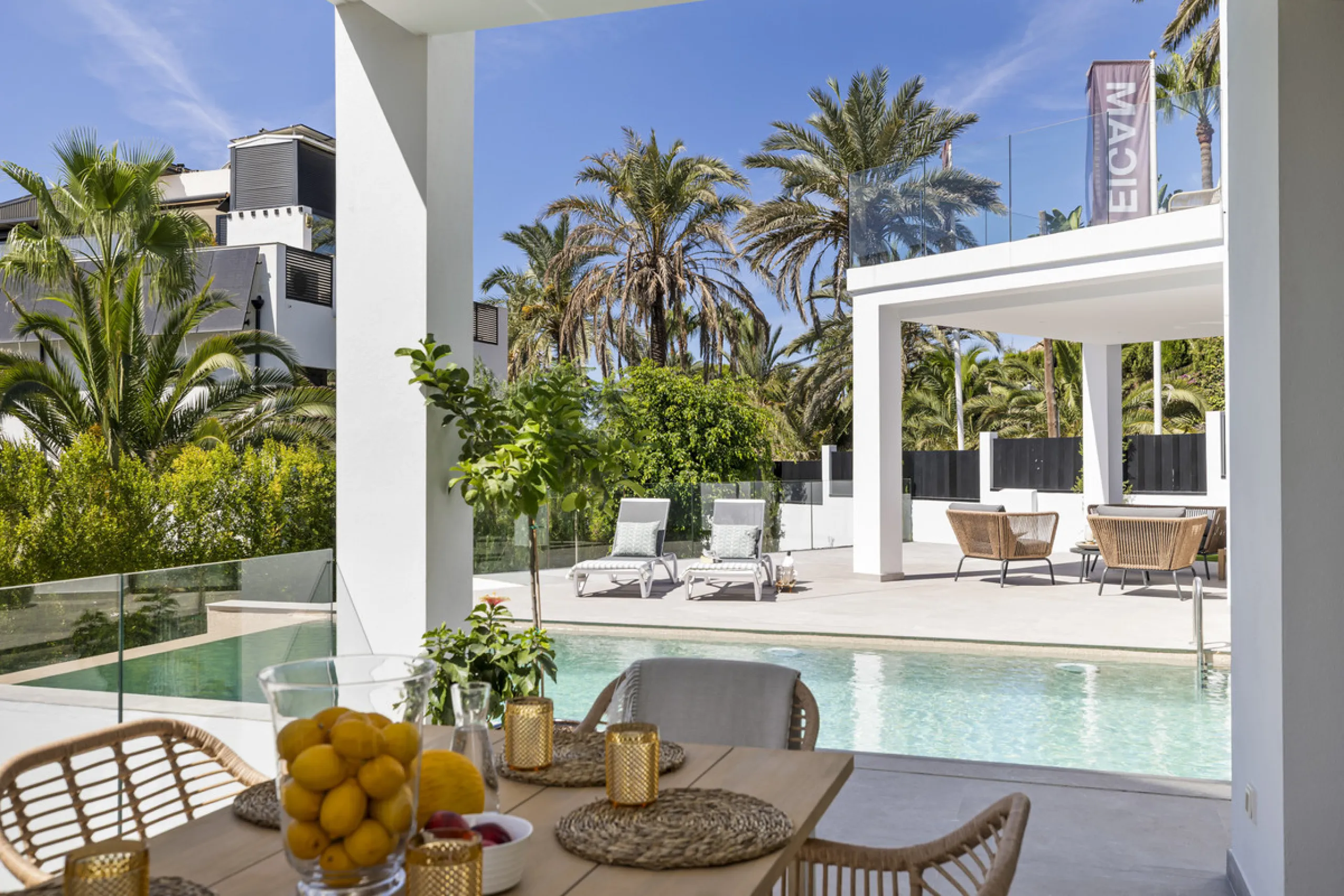 Steps from the sea, built for modern living, this stunning contemporary villa is located in the sought-after urbanisation of Marbesa, just a couple of minutes' walk from the beach. Built to the highest standards, the design elegantly wraps around the priv