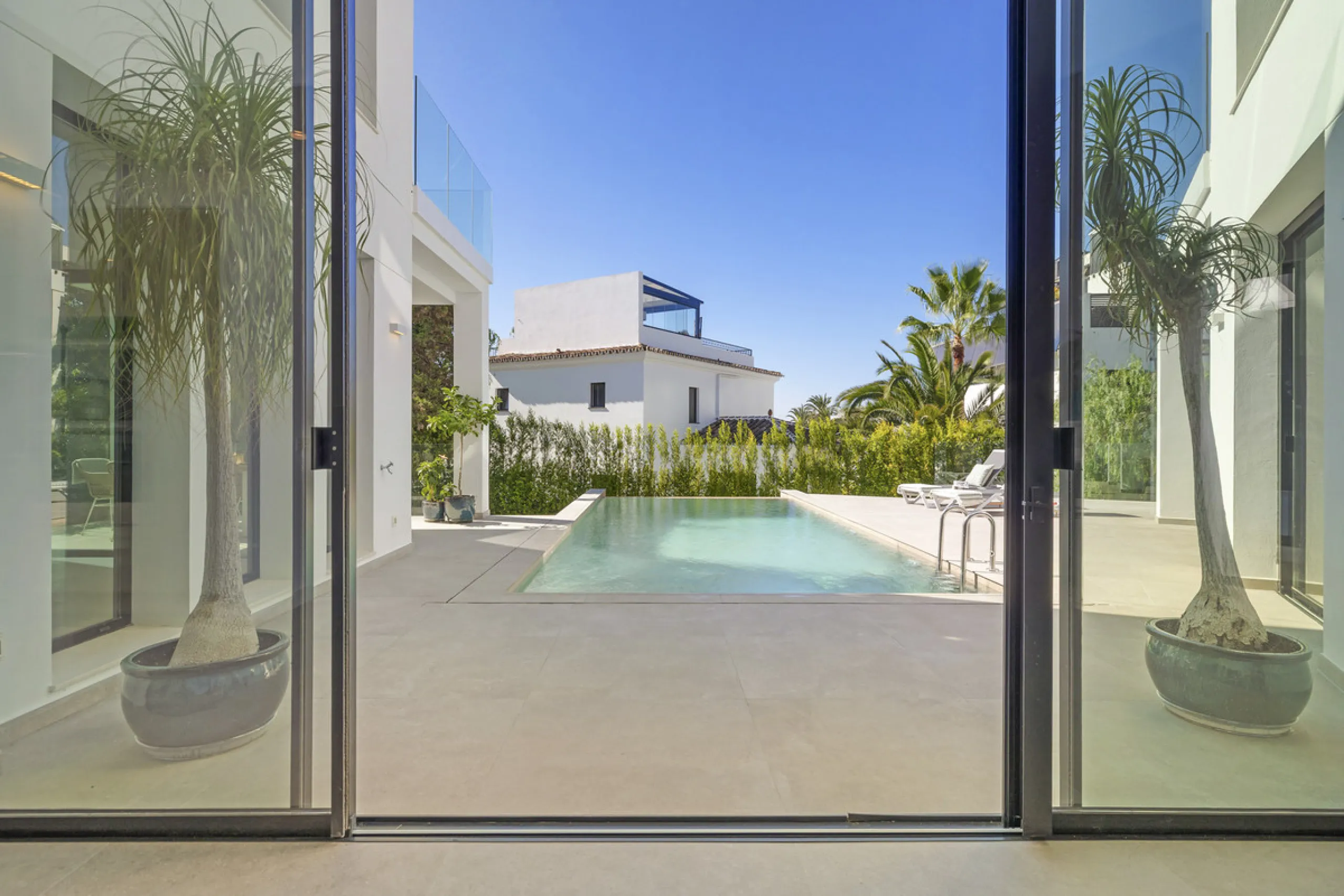 Steps from the sea, built for modern living, this stunning contemporary villa is located in the sought-after urbanisation of Marbesa, just a couple of minutes' walk from the beach. Built to the highest standards, the design elegantly wraps around the priv