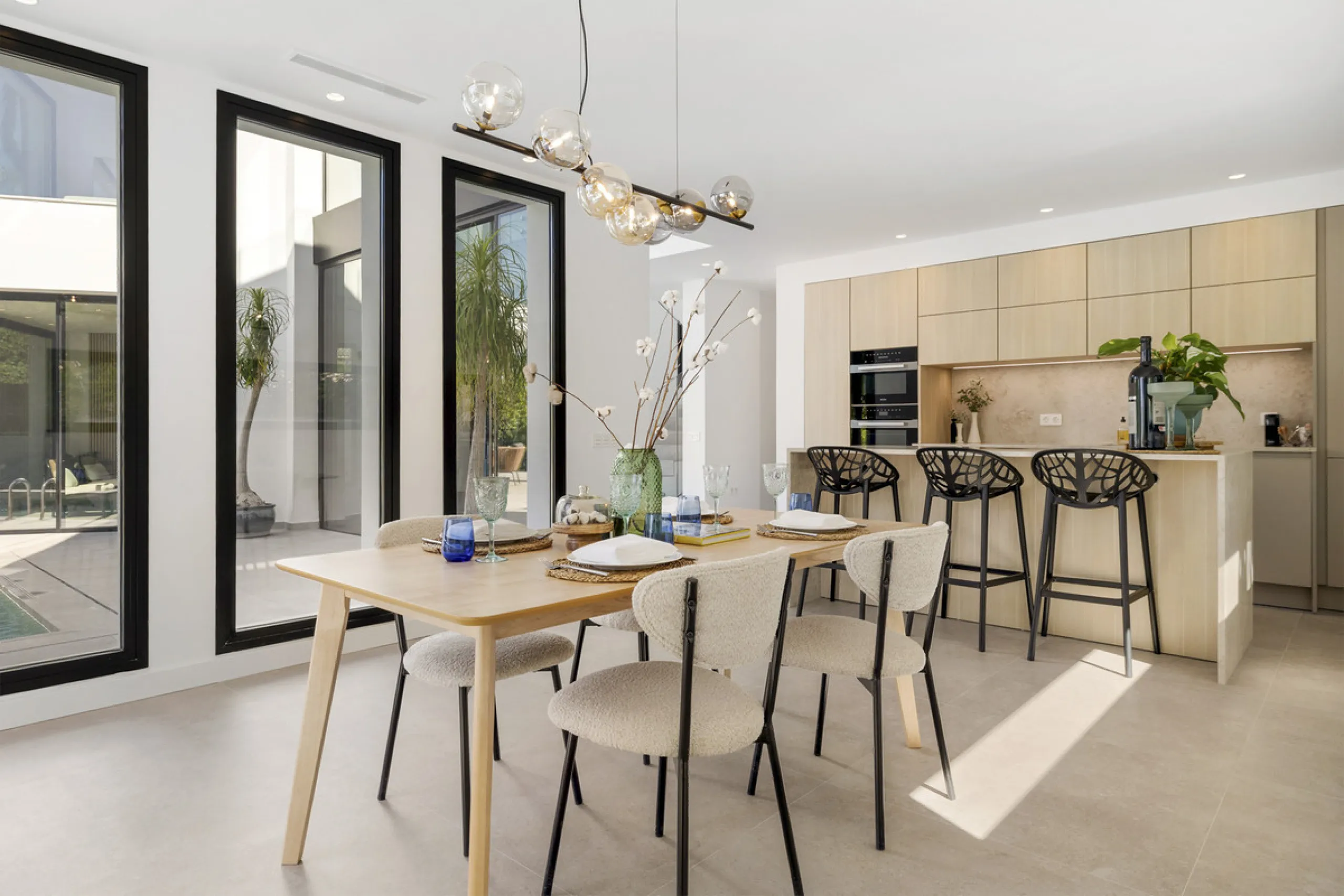 Steps from the sea, built for modern living, this stunning contemporary villa is located in the sought-after urbanisation of Marbesa, just a couple of minutes' walk from the beach. Built to the highest standards, the design elegantly wraps around the priv