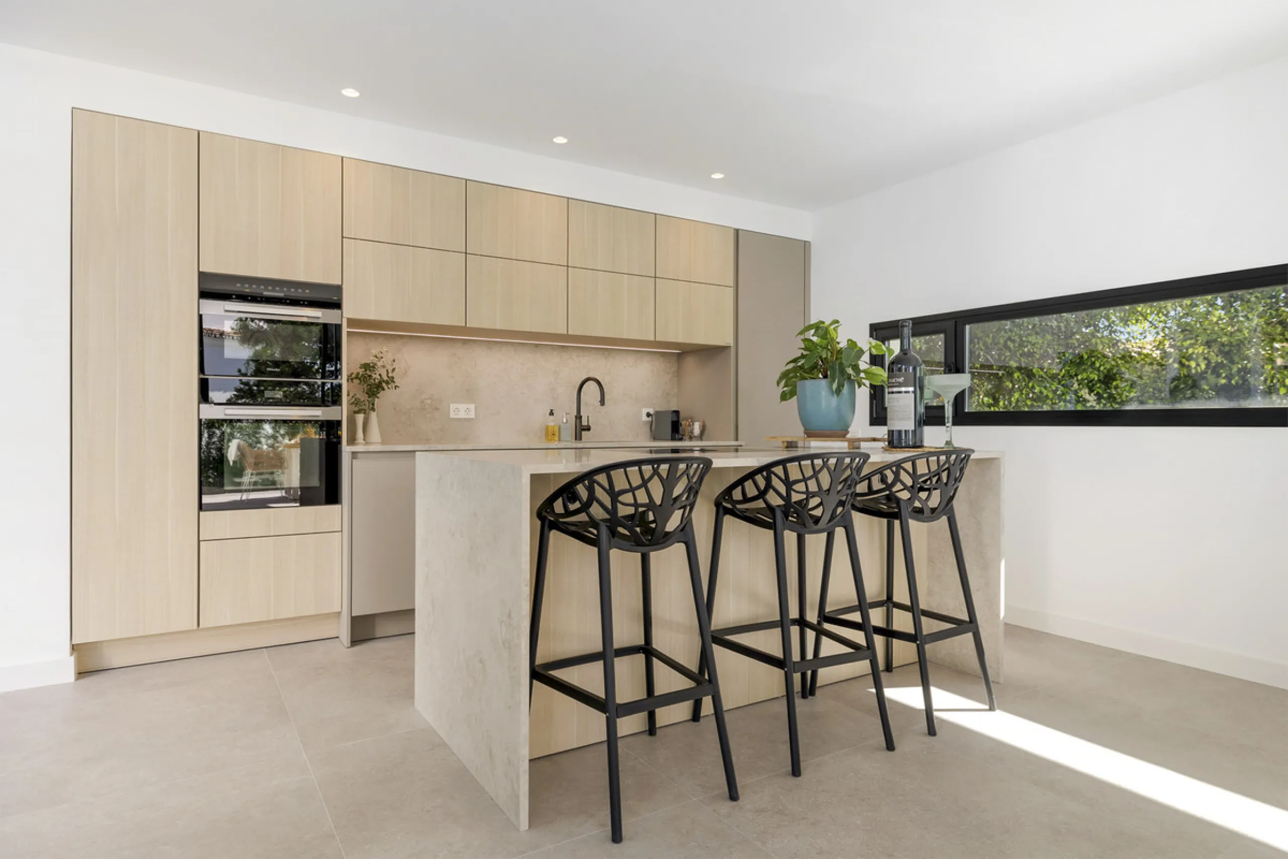 Steps from the sea, built for modern living, this stunning contemporary villa is located in the sought-after urbanisation of Marbesa, just a couple of minutes' walk from the beach. Built to the highest standards, the design elegantly wraps around the priv