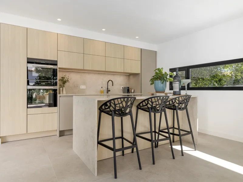 Steps from the sea, built for modern living, this stunning contemporary villa is located in the sought-after urbanisation of Marbesa, just a couple of minutes' walk from the beach. Built to the highest standards, the design elegantly wraps around the priv