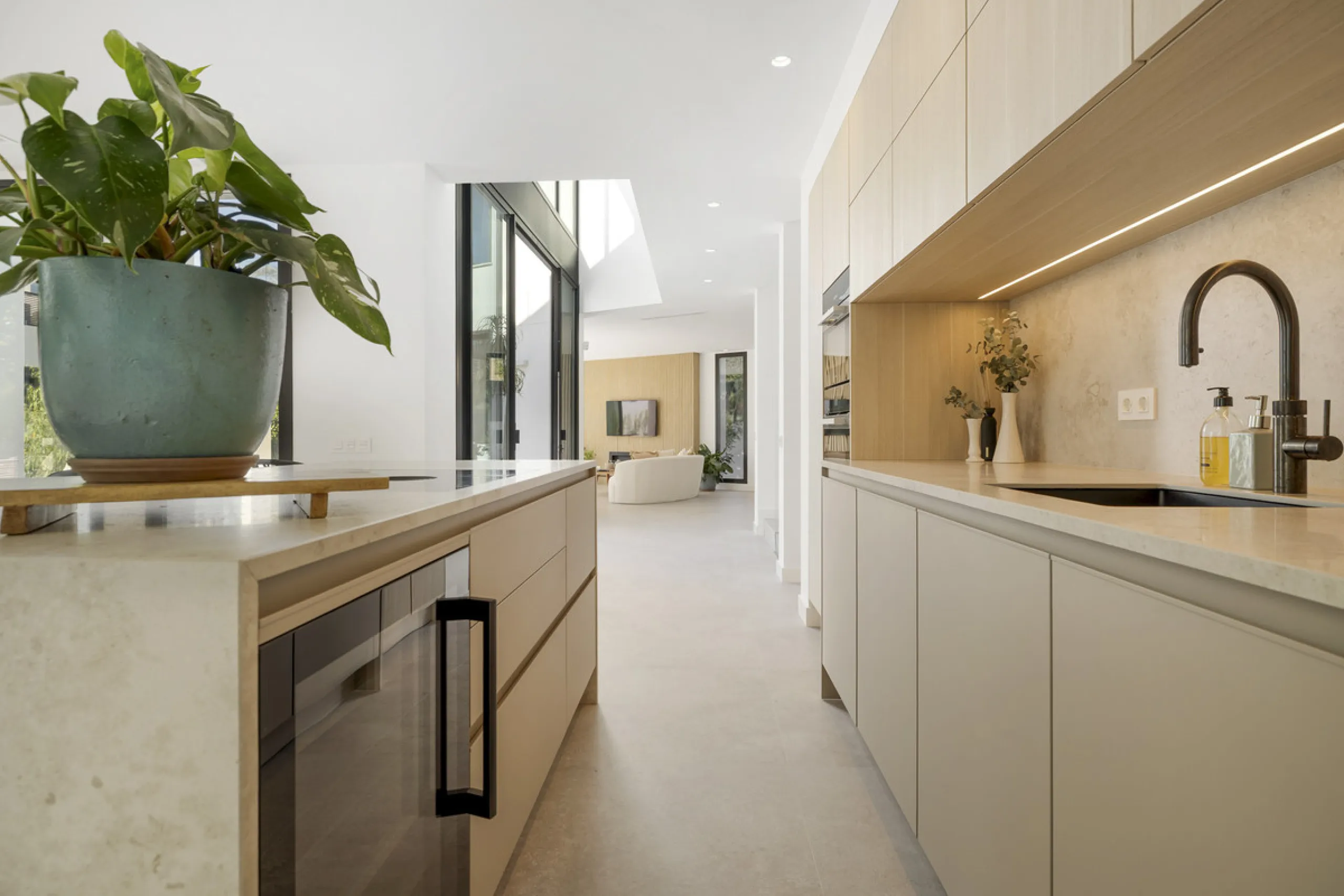 Steps from the sea, built for modern living, this stunning contemporary villa is located in the sought-after urbanisation of Marbesa, just a couple of minutes' walk from the beach. Built to the highest standards, the design elegantly wraps around the priv