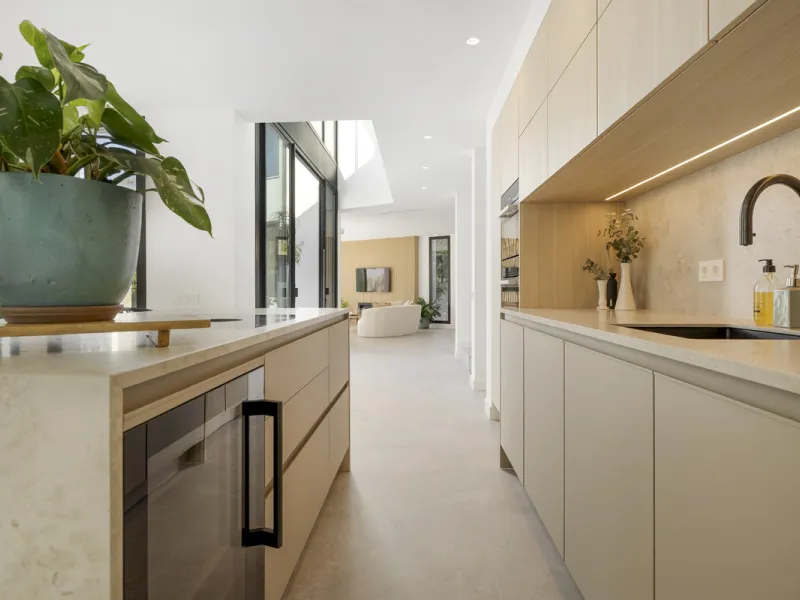 Steps from the sea, built for modern living, this stunning contemporary villa is located in the sought-after urbanisation of Marbesa, just a couple of minutes' walk from the beach. Built to the highest standards, the design elegantly wraps around the priv