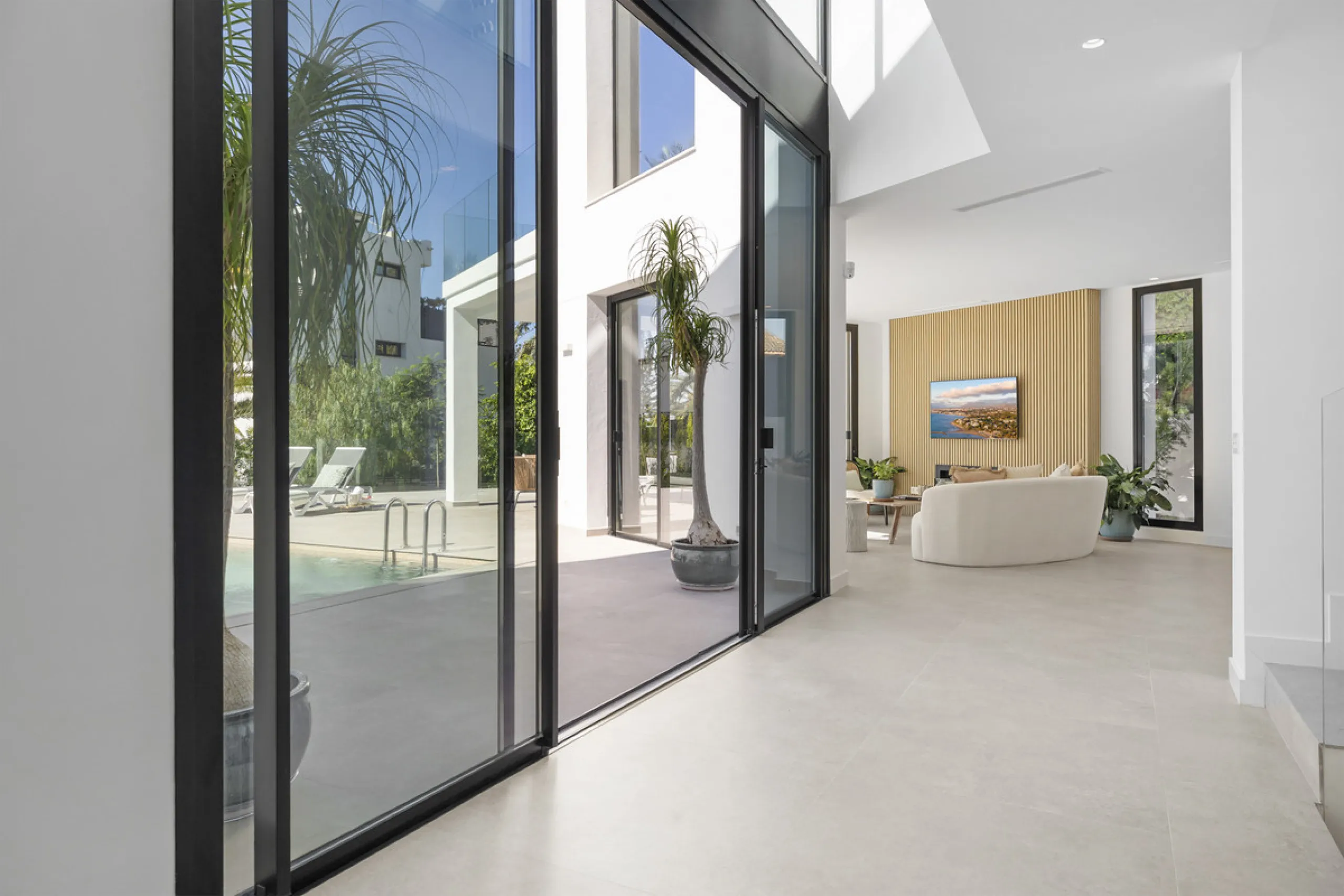 Steps from the sea, built for modern living, this stunning contemporary villa is located in the sought-after urbanisation of Marbesa, just a couple of minutes' walk from the beach. Built to the highest standards, the design elegantly wraps around the priv