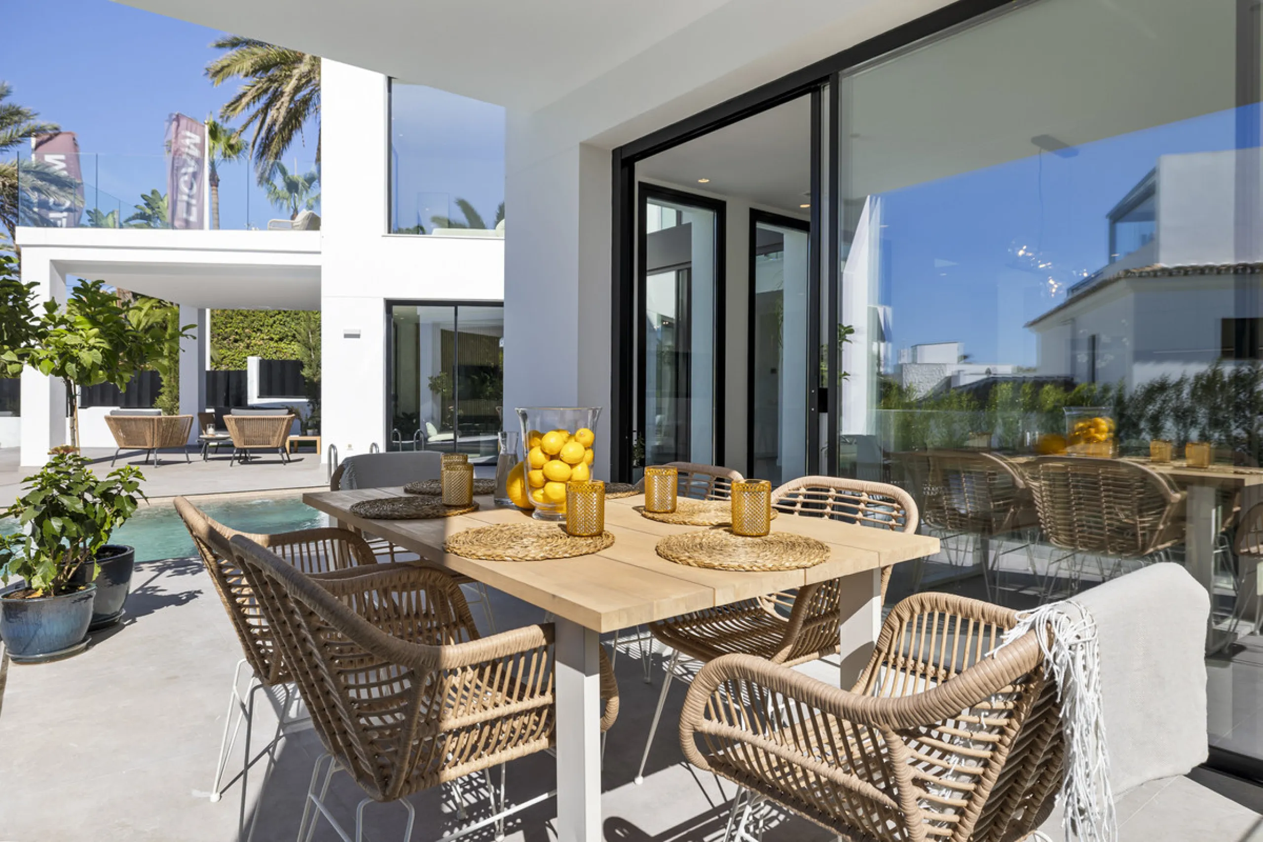 Steps from the sea, built for modern living, this stunning contemporary villa is located in the sought-after urbanisation of Marbesa, just a couple of minutes' walk from the beach. Built to the highest standards, the design elegantly wraps around the priv