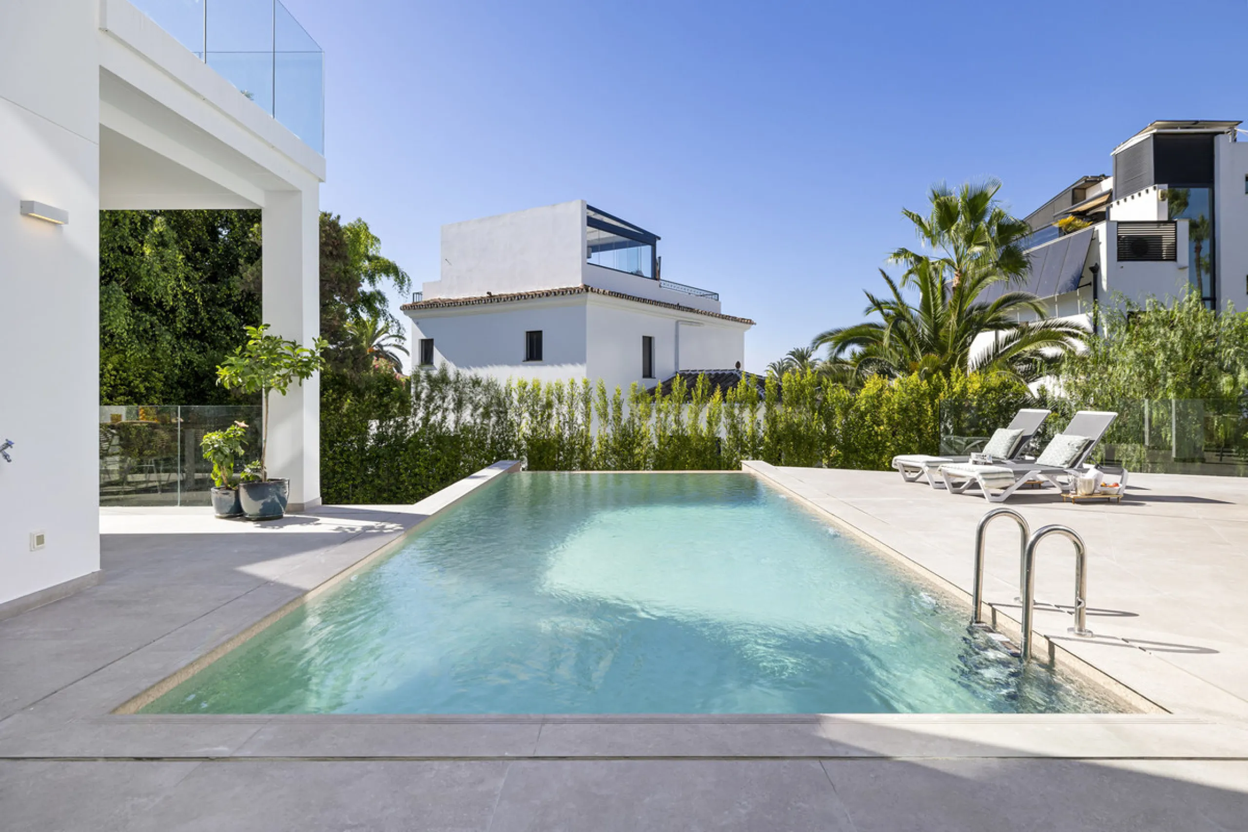 Steps from the sea, built for modern living, this stunning contemporary villa is located in the sought-after urbanisation of Marbesa, just a couple of minutes' walk from the beach. Built to the highest standards, the design elegantly wraps around the priv