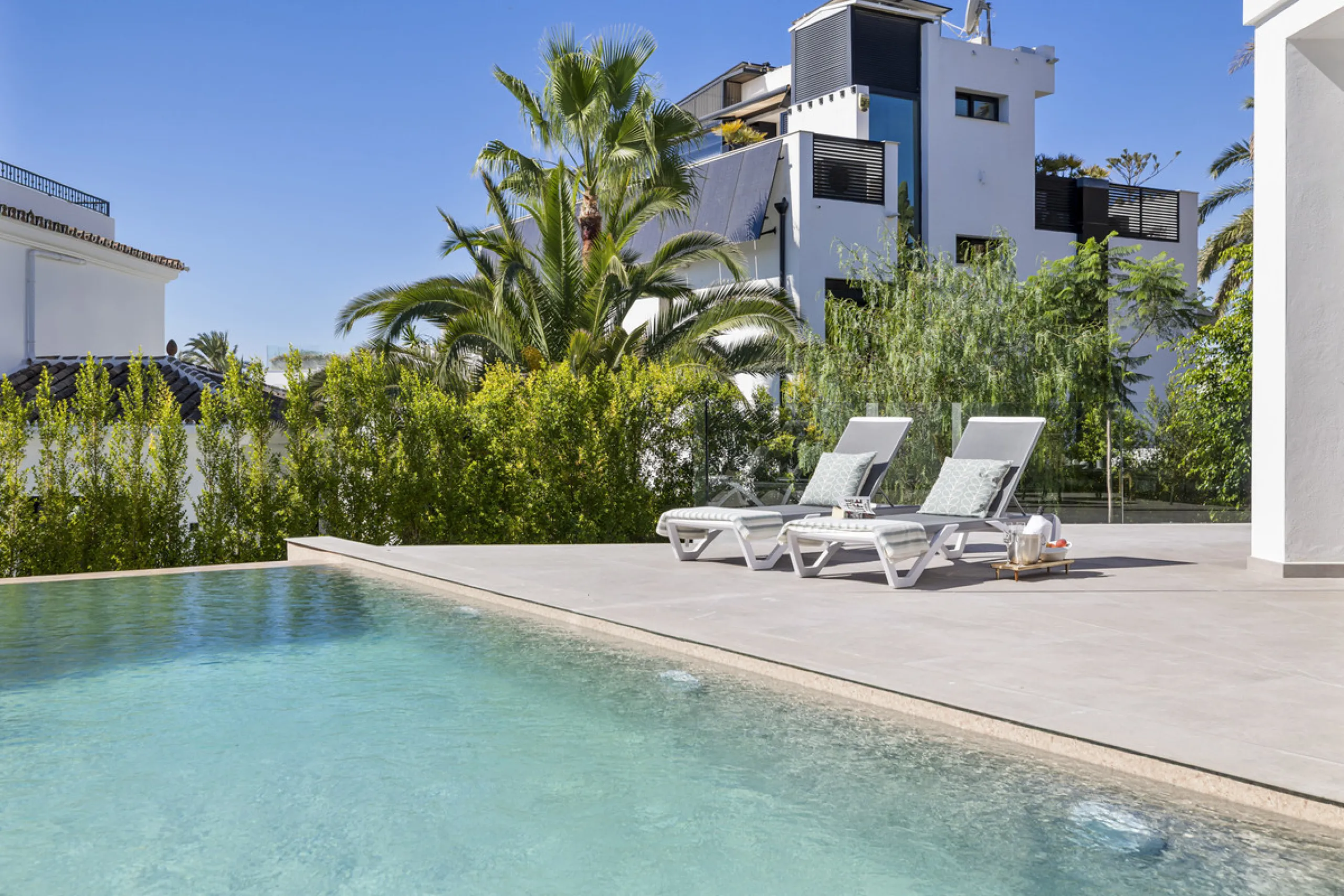Steps from the sea, built for modern living, this stunning contemporary villa is located in the sought-after urbanisation of Marbesa, just a couple of minutes' walk from the beach. Built to the highest standards, the design elegantly wraps around the priv