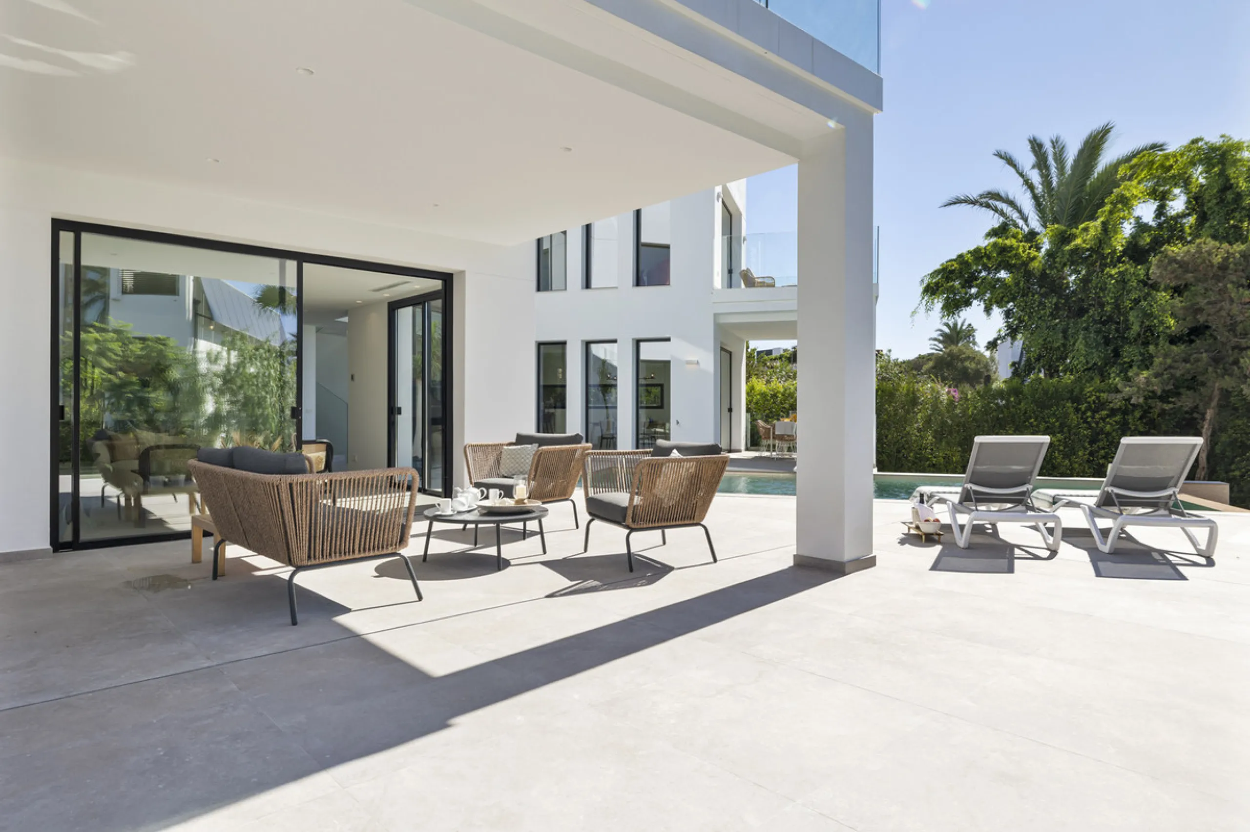 Steps from the sea, built for modern living, this stunning contemporary villa is located in the sought-after urbanisation of Marbesa, just a couple of minutes' walk from the beach. Built to the highest standards, the design elegantly wraps around the priv