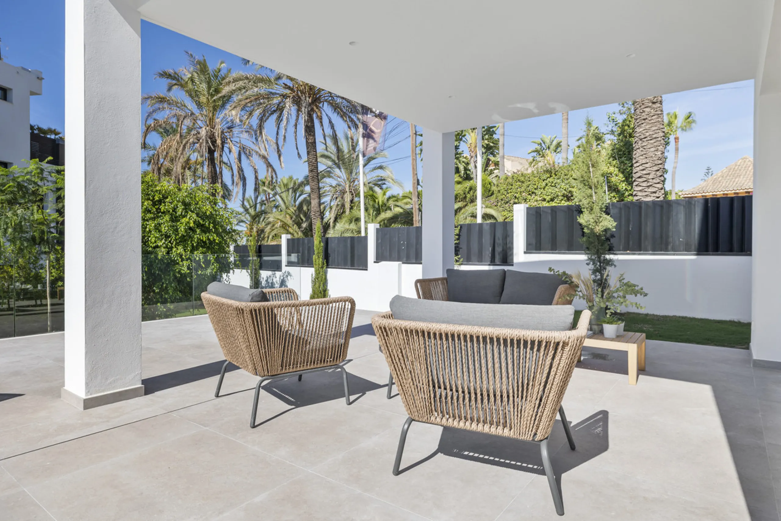 Steps from the sea, built for modern living, this stunning contemporary villa is located in the sought-after urbanisation of Marbesa, just a couple of minutes' walk from the beach. Built to the highest standards, the design elegantly wraps around the priv