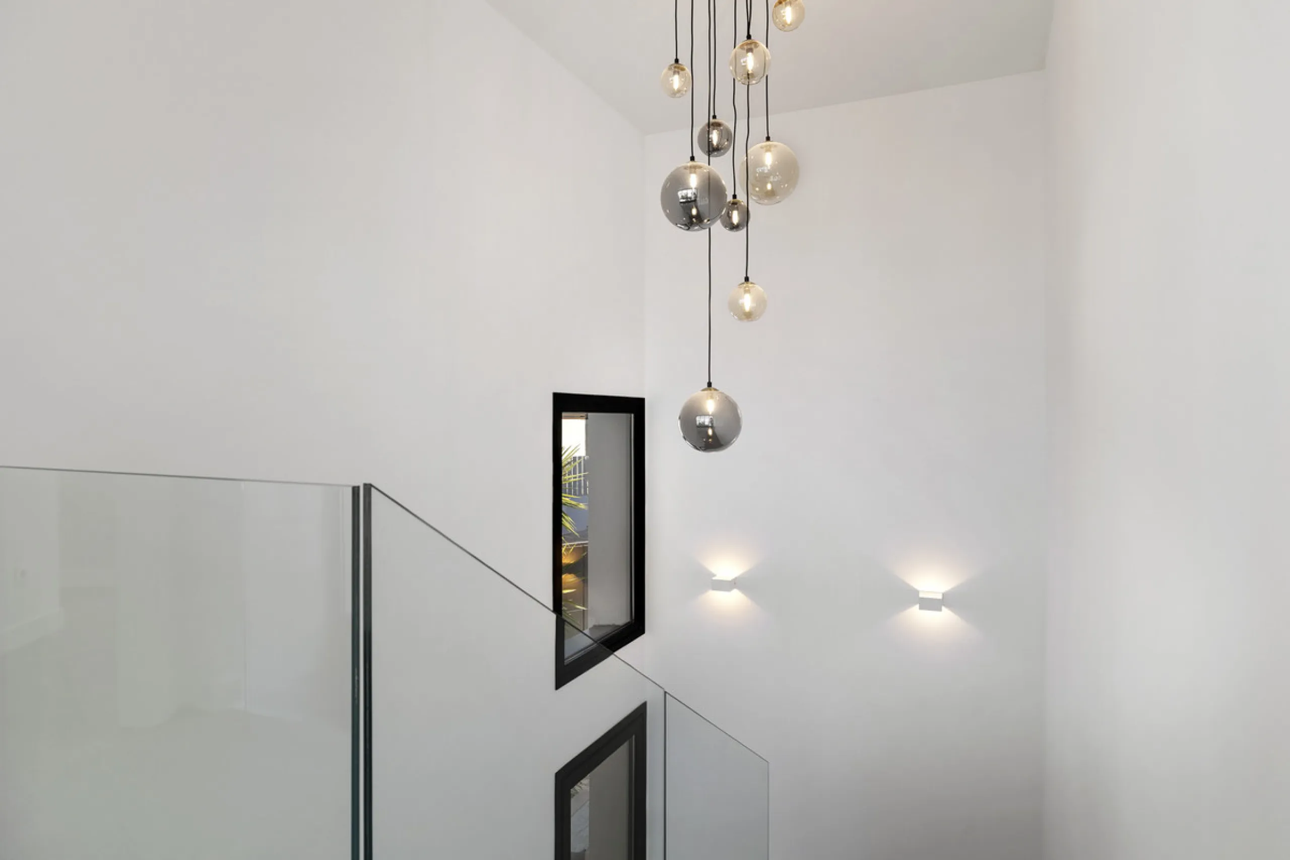 Steps from the sea, built for modern living, this stunning contemporary villa is located in the sought-after urbanisation of Marbesa, just a couple of minutes' walk from the beach. Built to the highest standards, the design elegantly wraps around the priv