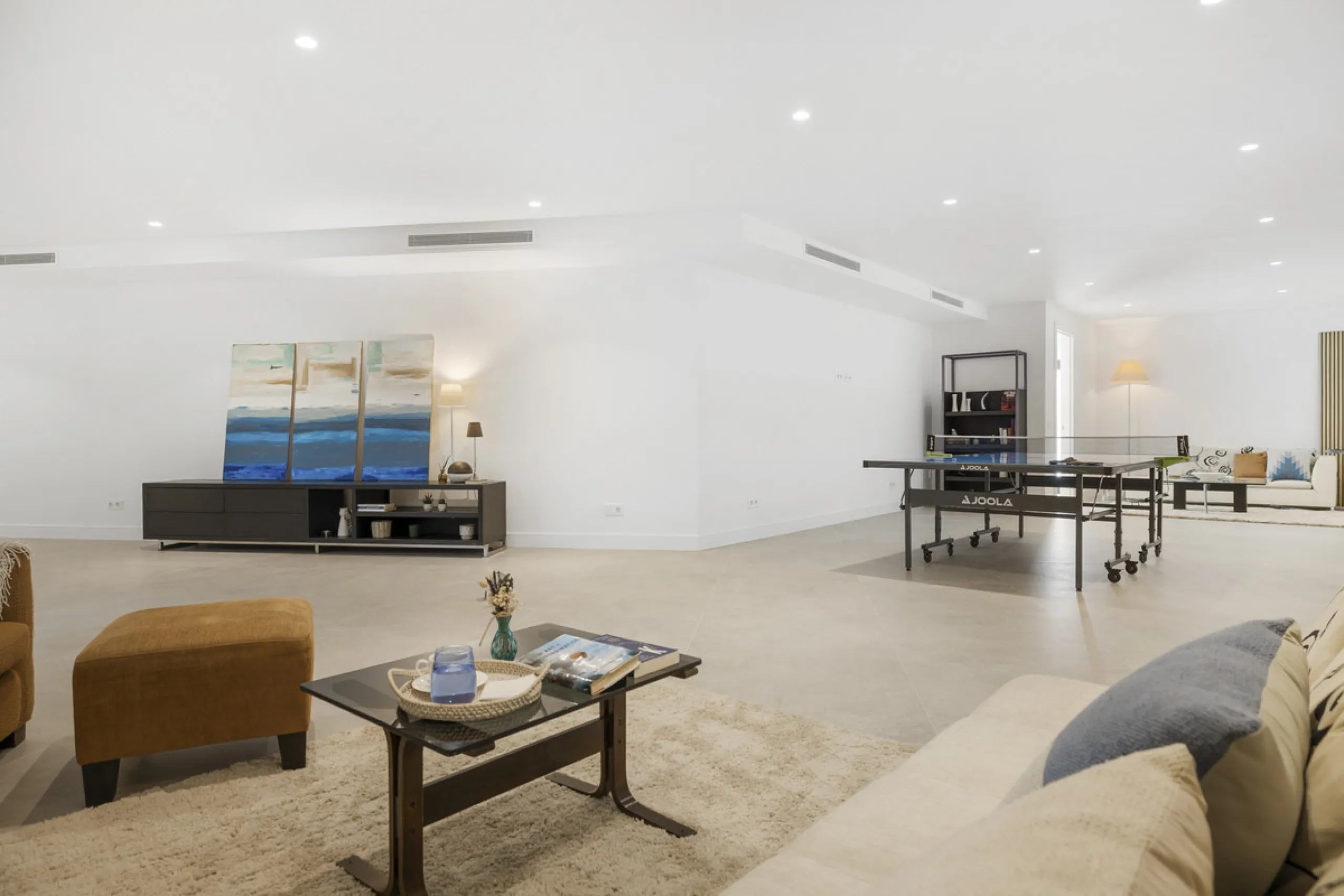 Steps from the sea, built for modern living, this stunning contemporary villa is located in the sought-after urbanisation of Marbesa, just a couple of minutes' walk from the beach. Built to the highest standards, the design elegantly wraps around the priv