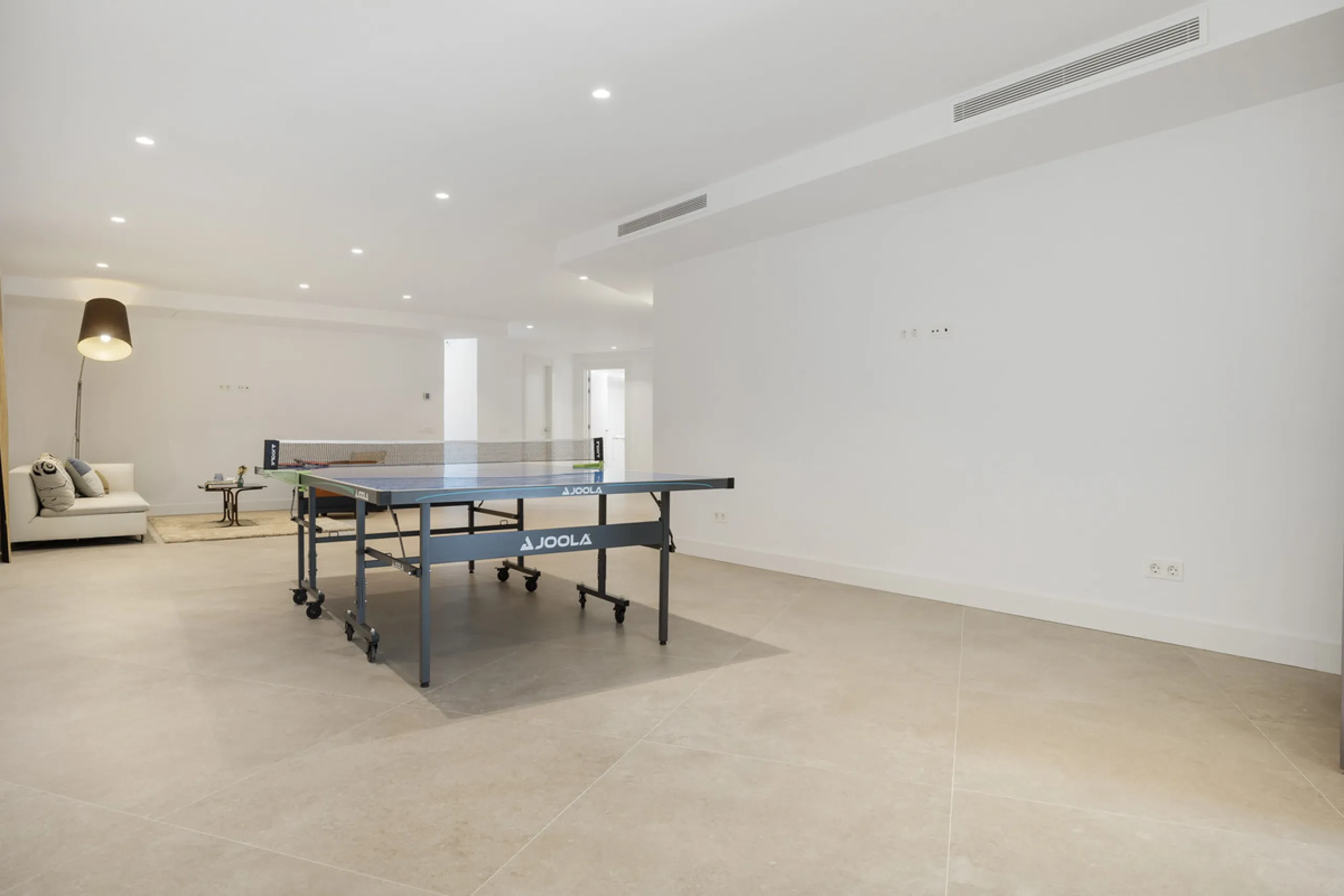Steps from the sea, built for modern living, this stunning contemporary villa is located in the sought-after urbanisation of Marbesa, just a couple of minutes' walk from the beach. Built to the highest standards, the design elegantly wraps around the priv