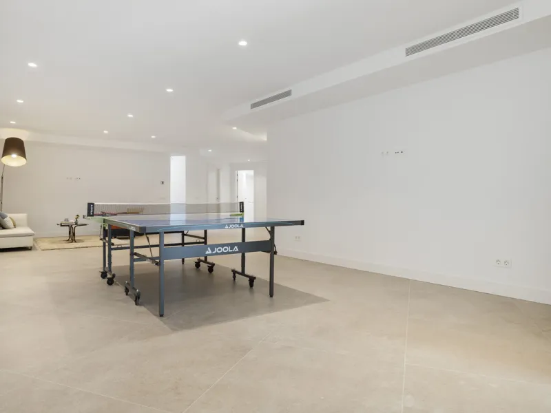 Steps from the sea, built for modern living, this stunning contemporary villa is located in the sought-after urbanisation of Marbesa, just a couple of minutes' walk from the beach. Built to the highest standards, the design elegantly wraps around the priv