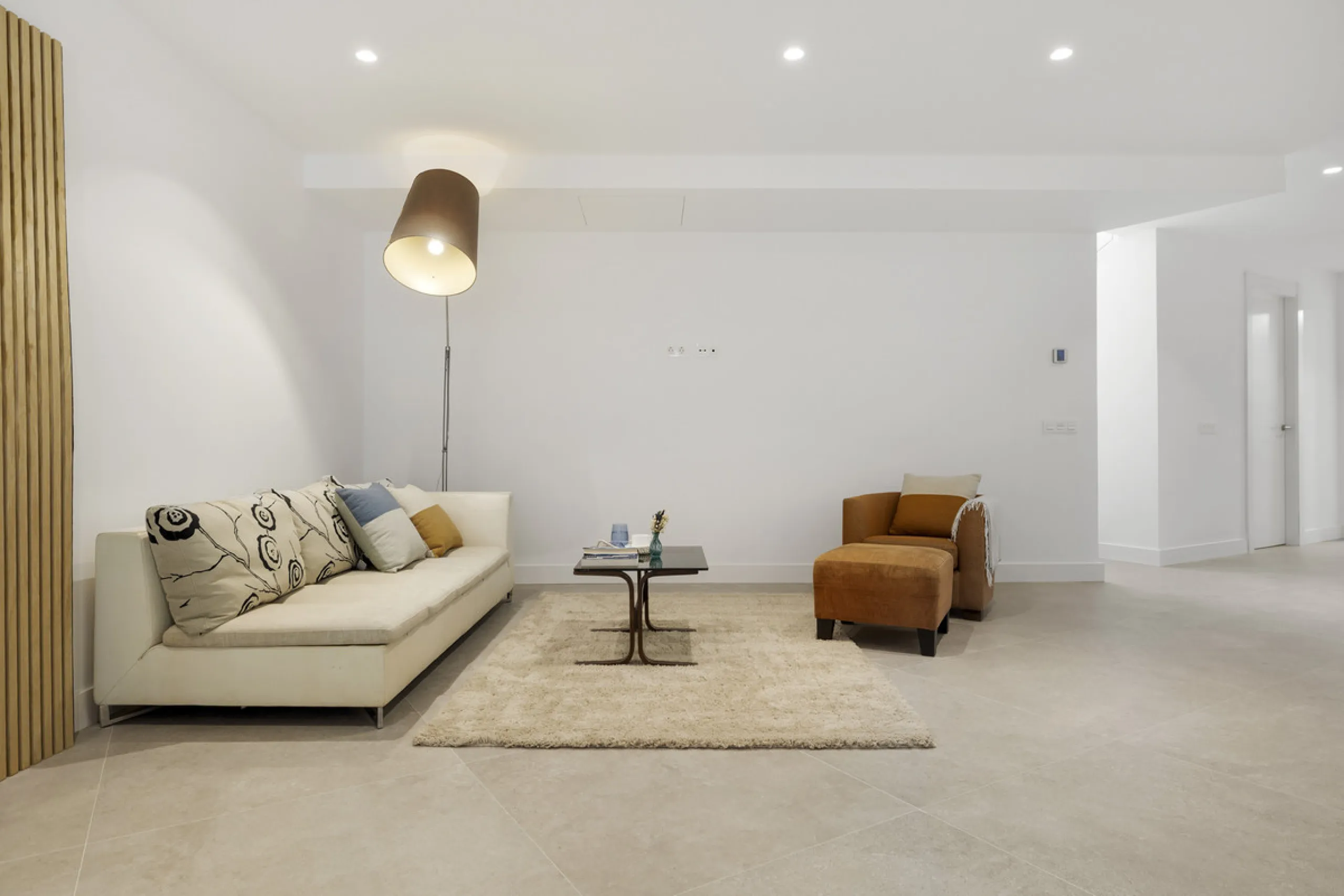 Steps from the sea, built for modern living, this stunning contemporary villa is located in the sought-after urbanisation of Marbesa, just a couple of minutes' walk from the beach. Built to the highest standards, the design elegantly wraps around the priv