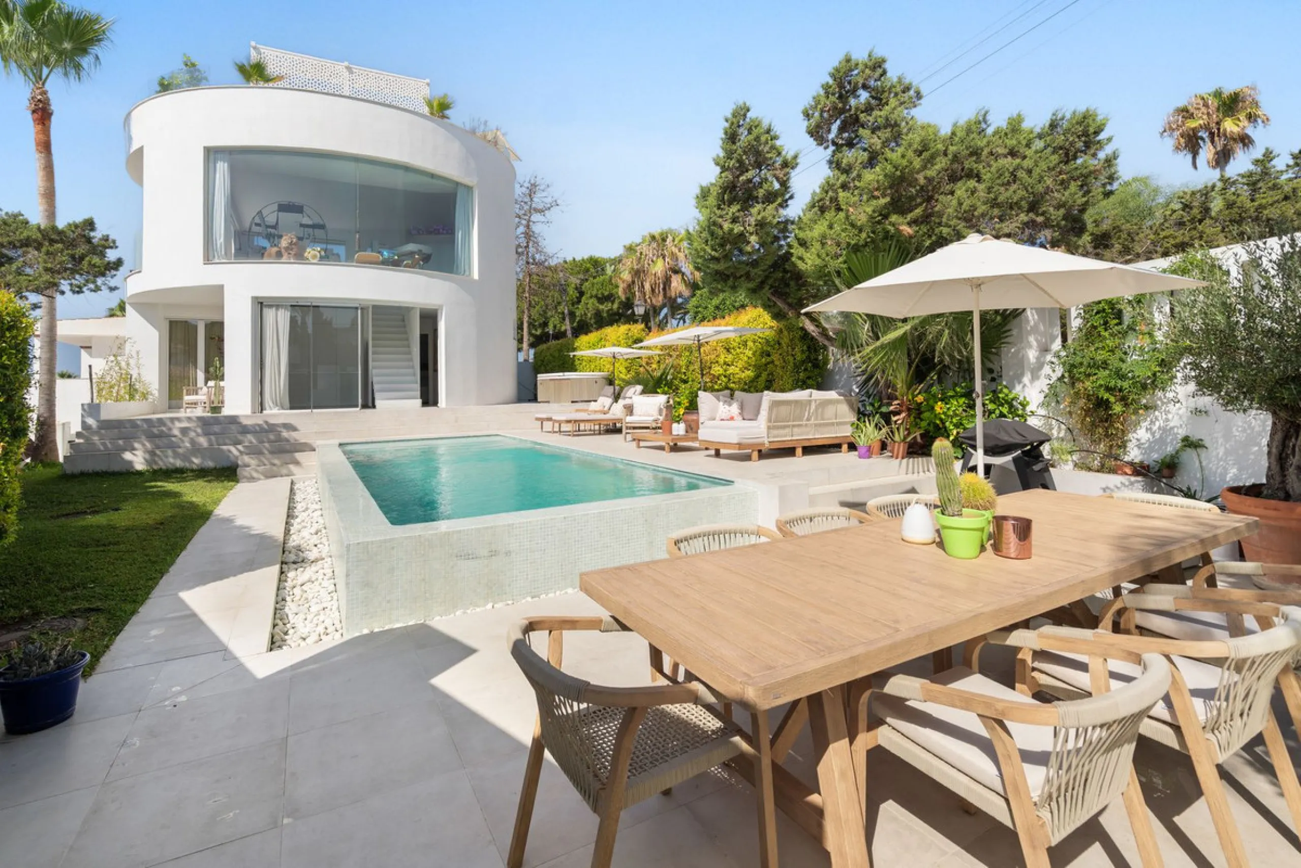 House - Detached Villa в продаже в Marbella, Málaga. В доме 3 спален и 2 ванных комнат. Площадь дома 309 м². Площадь участка 400 м²