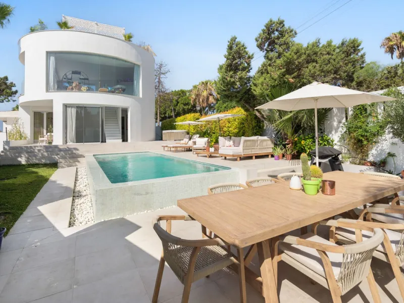 This iconic villa is located in the private urbanization of Marbesa, close to the beach, on the east side of Marbella. It is 400 meters walking distance or 10 minutes walk from the Mediterranean Sea and the beach, 1.5 km from the beach and the protected d