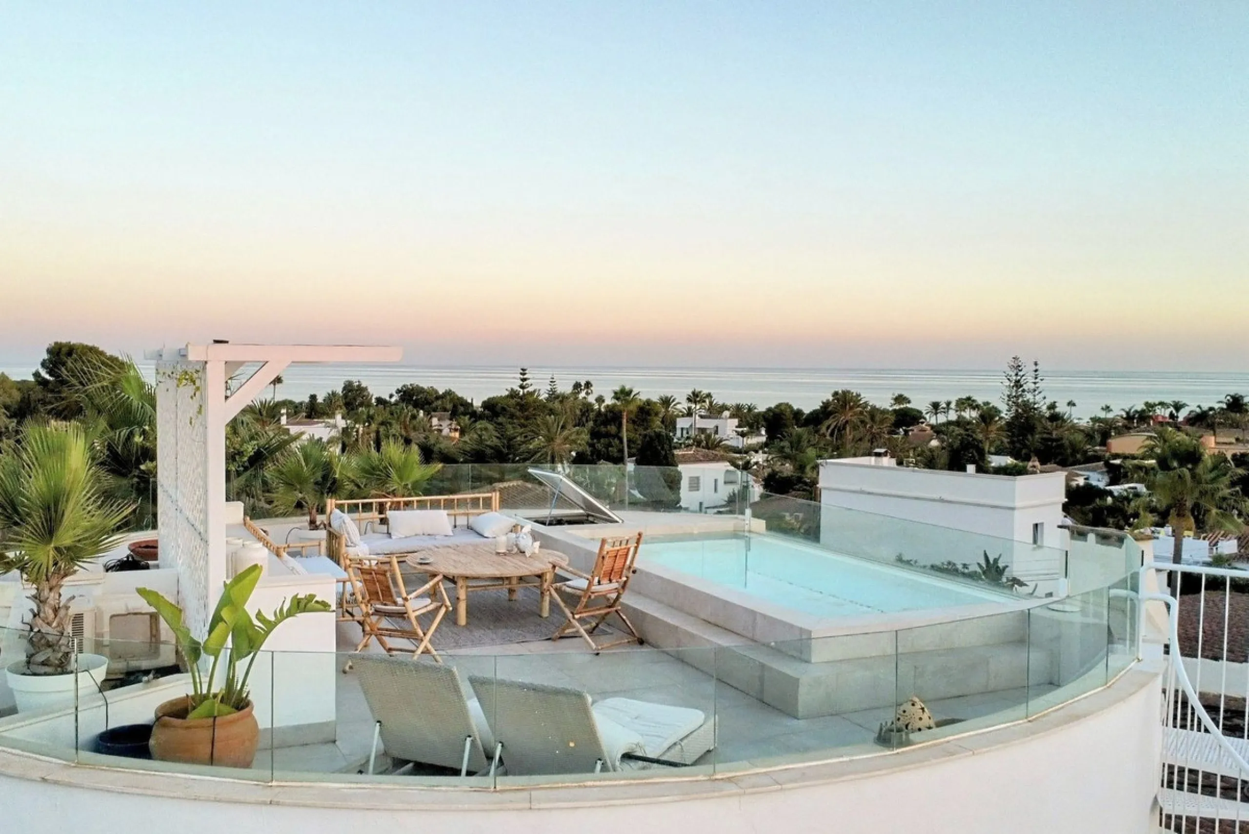 House - Detached Villa в продаже в Marbella, Málaga. В доме 3 спален и 2 ванных комнат. Площадь дома 309 м². Площадь участка 400 м²