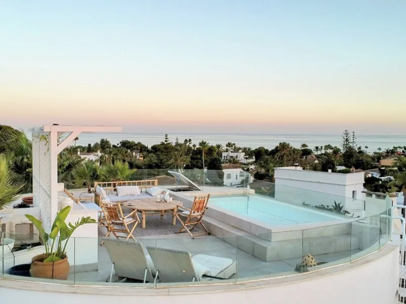 House - Detached Villa в продаже в Marbella, Málaga. В доме 3 спален и 2 ванных комнат. Площадь дома 309 м². Площадь участка 400 м²