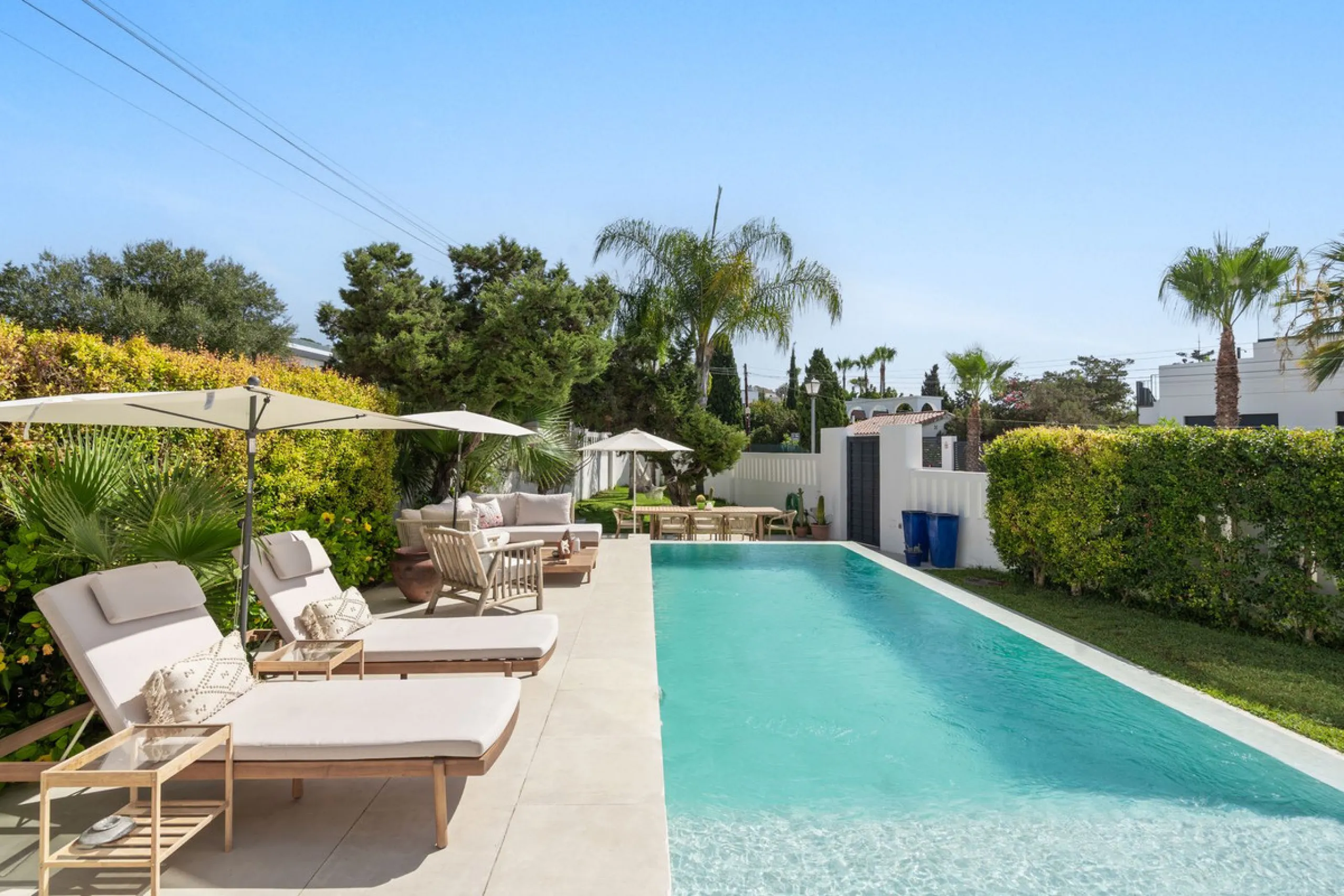 House - Detached Villa в продаже в Marbella, Málaga. В доме 3 спален и 2 ванных комнат. Площадь дома 309 м². Площадь участка 400 м²