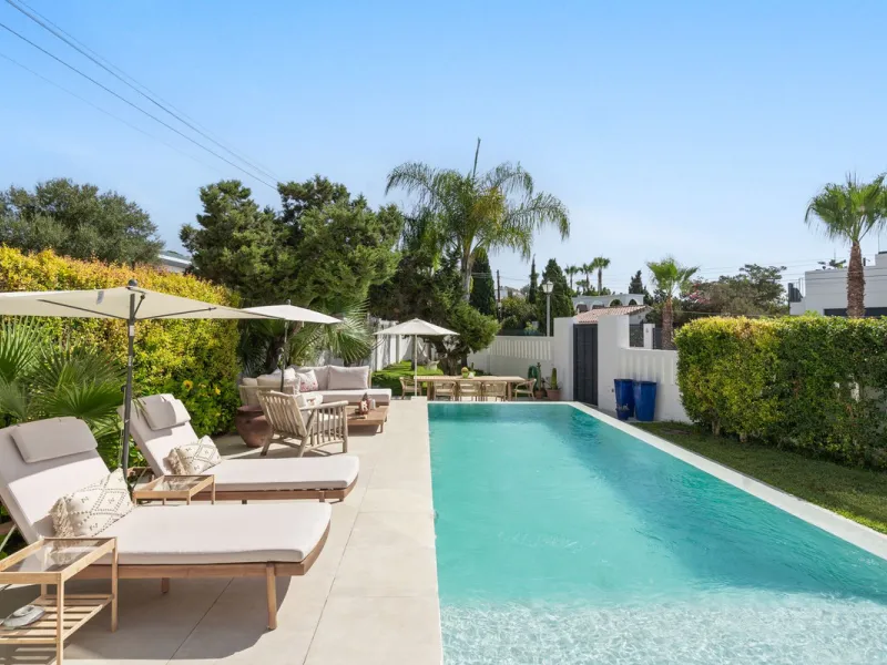 House - Detached Villa в продаже в Marbella, Málaga. В доме 3 спален и 2 ванных комнат. Площадь дома 309 м². Площадь участка 400 м²