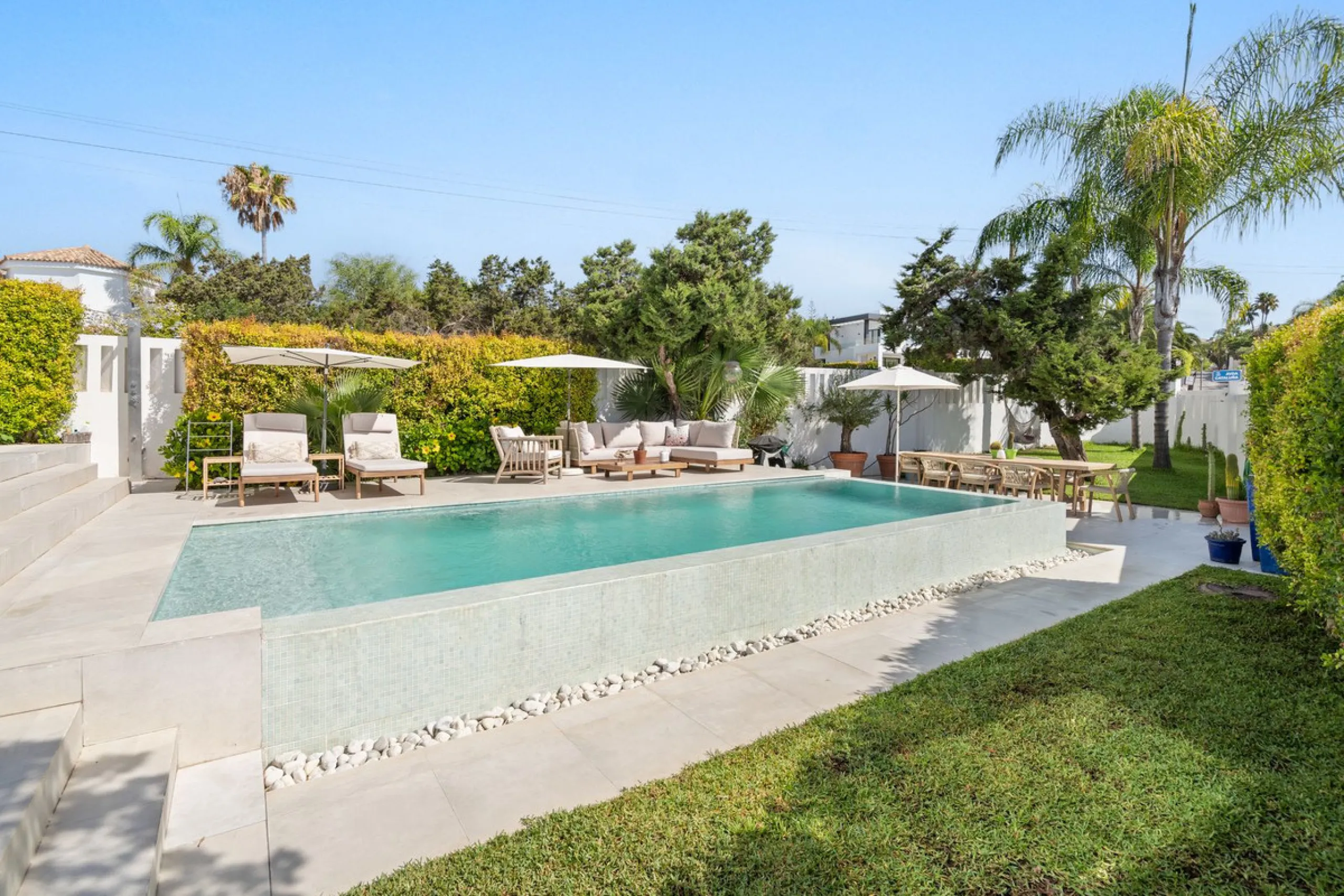 House - Detached Villa в продаже в Marbella, Málaga. В доме 3 спален и 2 ванных комнат. Площадь дома 309 м². Площадь участка 400 м²