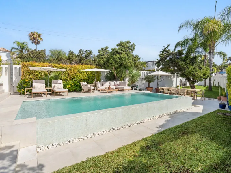 House - Detached Villa в продаже в Marbella, Málaga. В доме 3 спален и 2 ванных комнат. Площадь дома 309 м². Площадь участка 400 м²