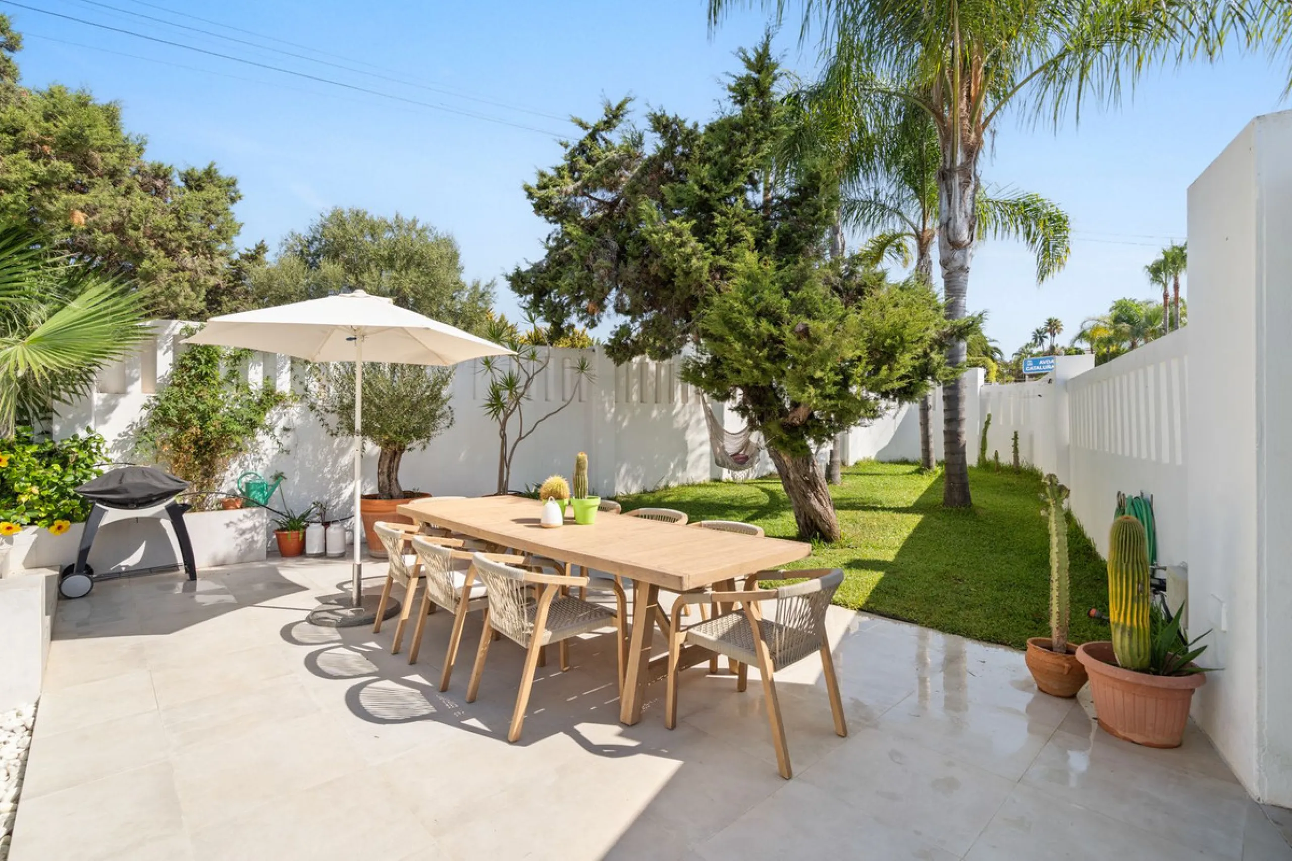 House - Detached Villa в продаже в Marbella, Málaga. В доме 3 спален и 2 ванных комнат. Площадь дома 309 м². Площадь участка 400 м²