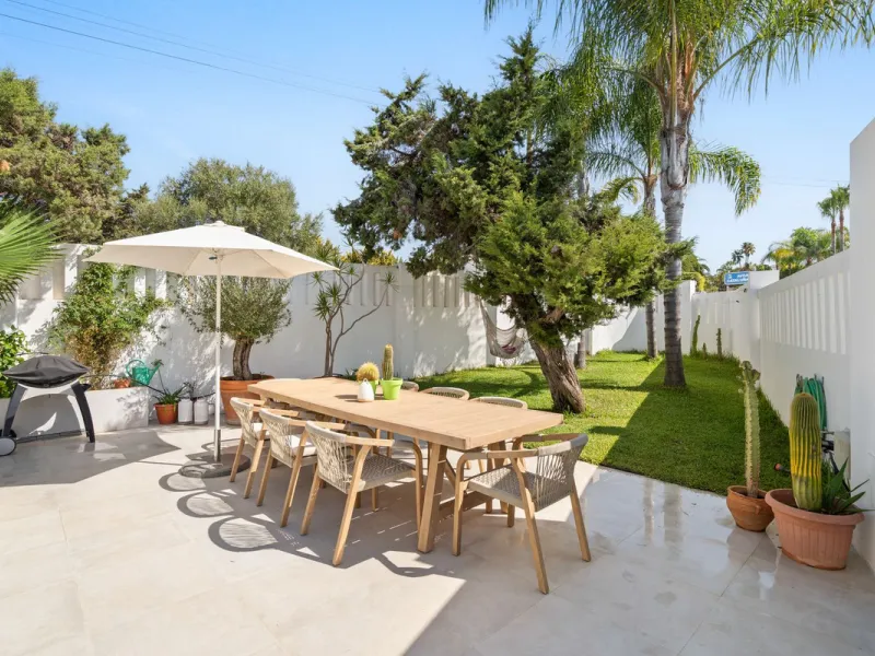 House - Detached Villa в продаже в Marbella, Málaga. В доме 3 спален и 2 ванных комнат. Площадь дома 309 м². Площадь участка 400 м²
