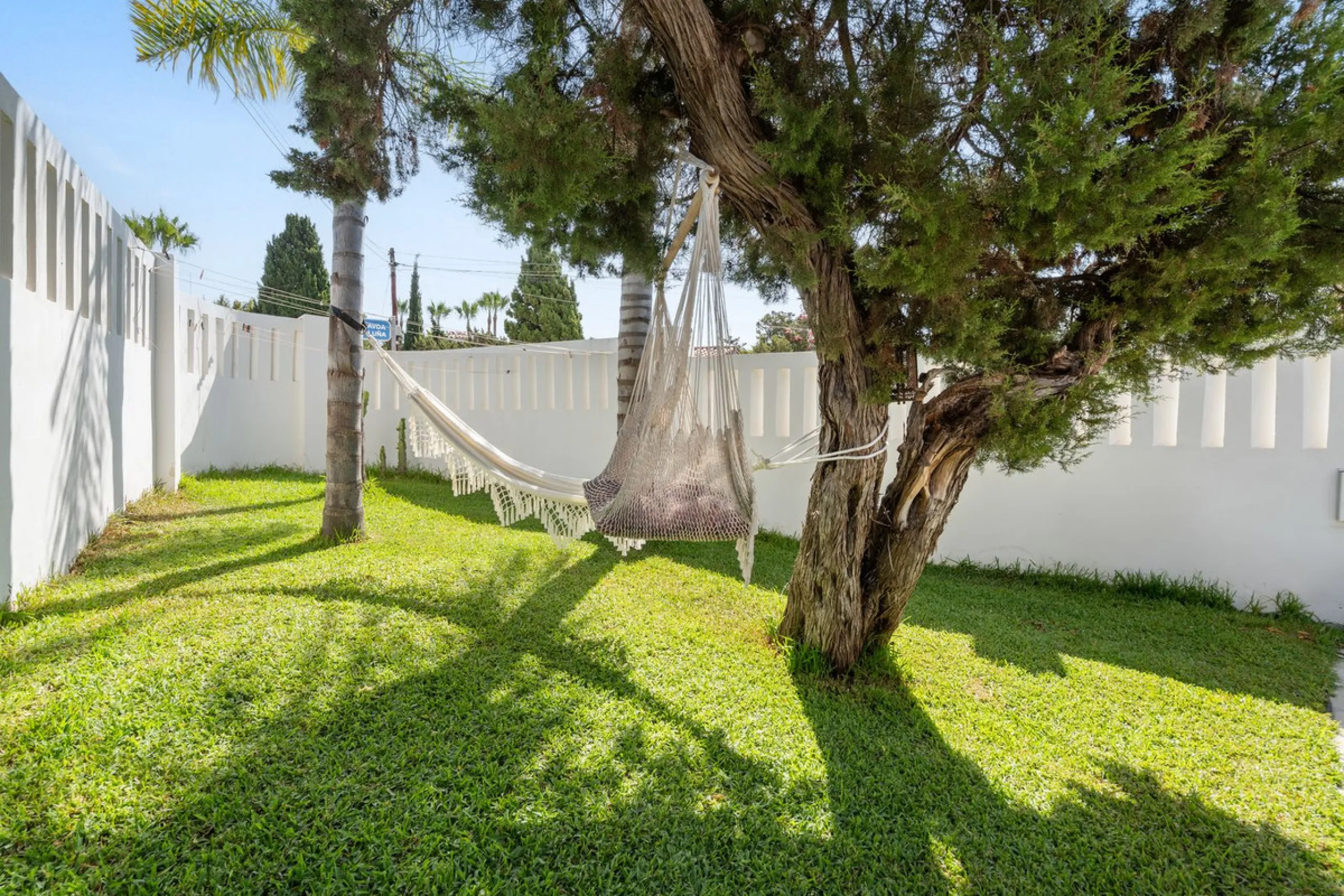 House - Detached Villa в продаже в Marbella, Málaga. В доме 3 спален и 2 ванных комнат. Площадь дома 309 м². Площадь участка 400 м²