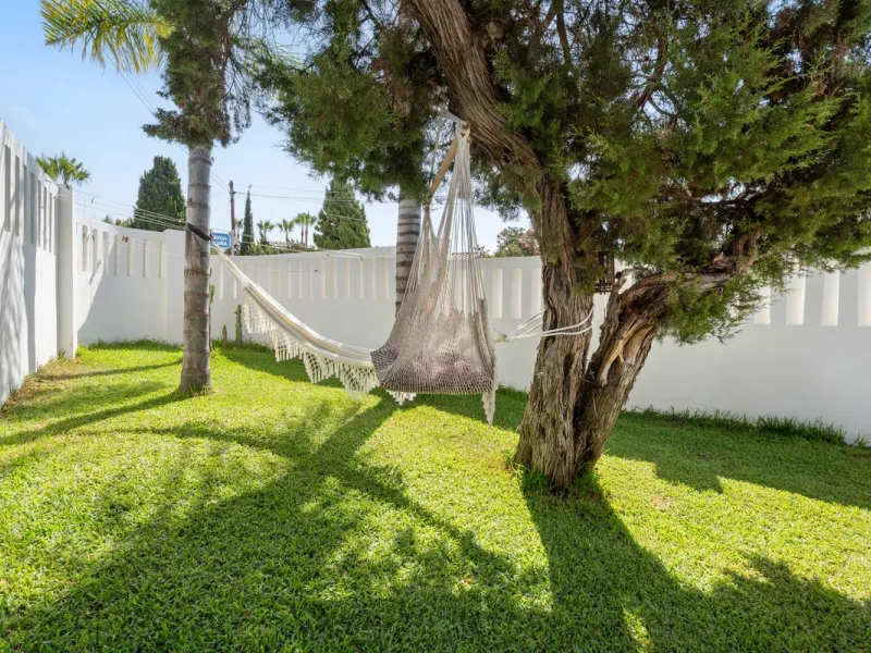 House - Detached Villa в продаже в Marbella, Málaga. В доме 3 спален и 2 ванных комнат. Площадь дома 309 м². Площадь участка 400 м²
