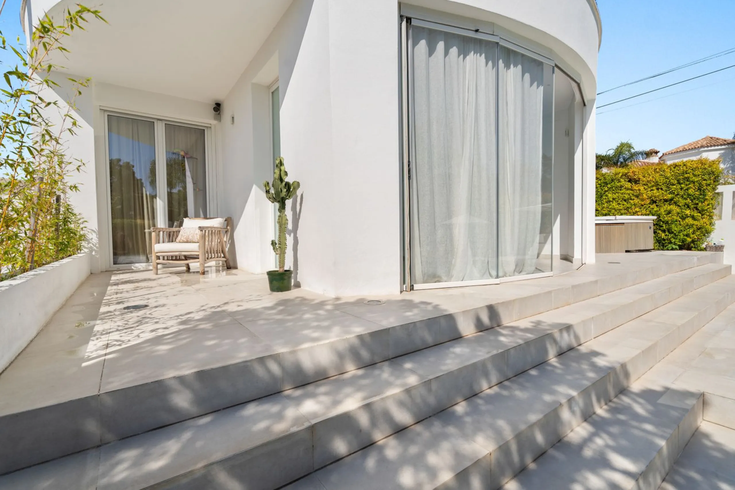 House - Detached Villa в продаже в Marbella, Málaga. В доме 3 спален и 2 ванных комнат. Площадь дома 309 м². Площадь участка 400 м²