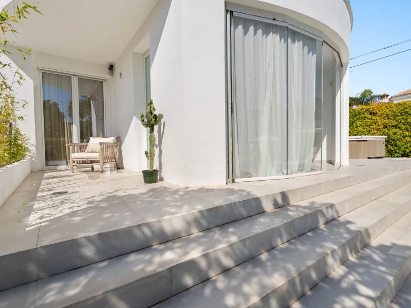 House - Detached Villa в продаже в Marbella, Málaga. В доме 3 спален и 2 ванных комнат. Площадь дома 309 м². Площадь участка 400 м²