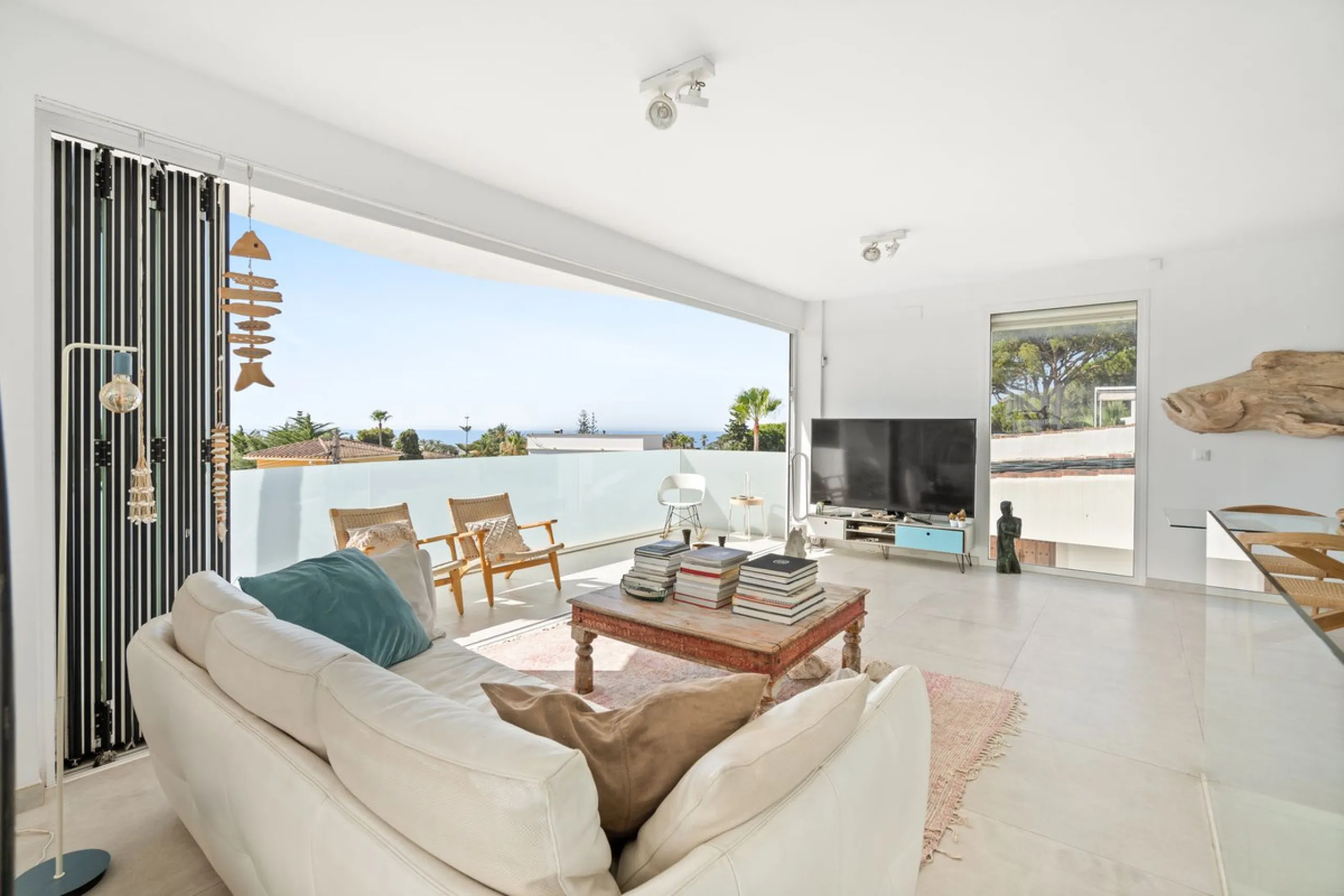 House - Detached Villa в продаже в Marbella, Málaga. В доме 3 спален и 2 ванных комнат. Площадь дома 309 м². Площадь участка 400 м²